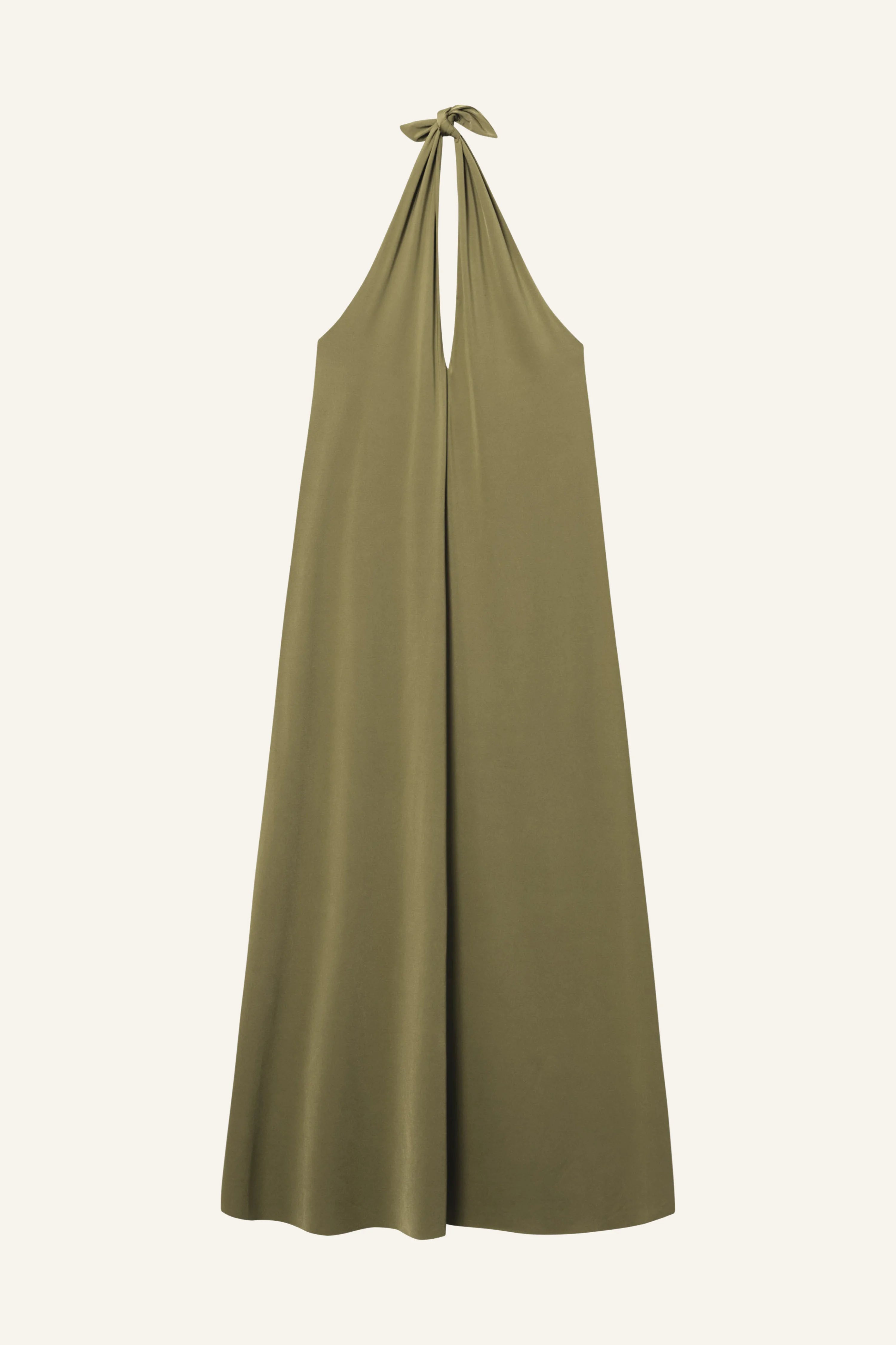 Ärmelloses, olivgrünes MYMARINI-Kleid mit Neckholder-Schnitt vor hellem Hintergrund.#color_leaves
