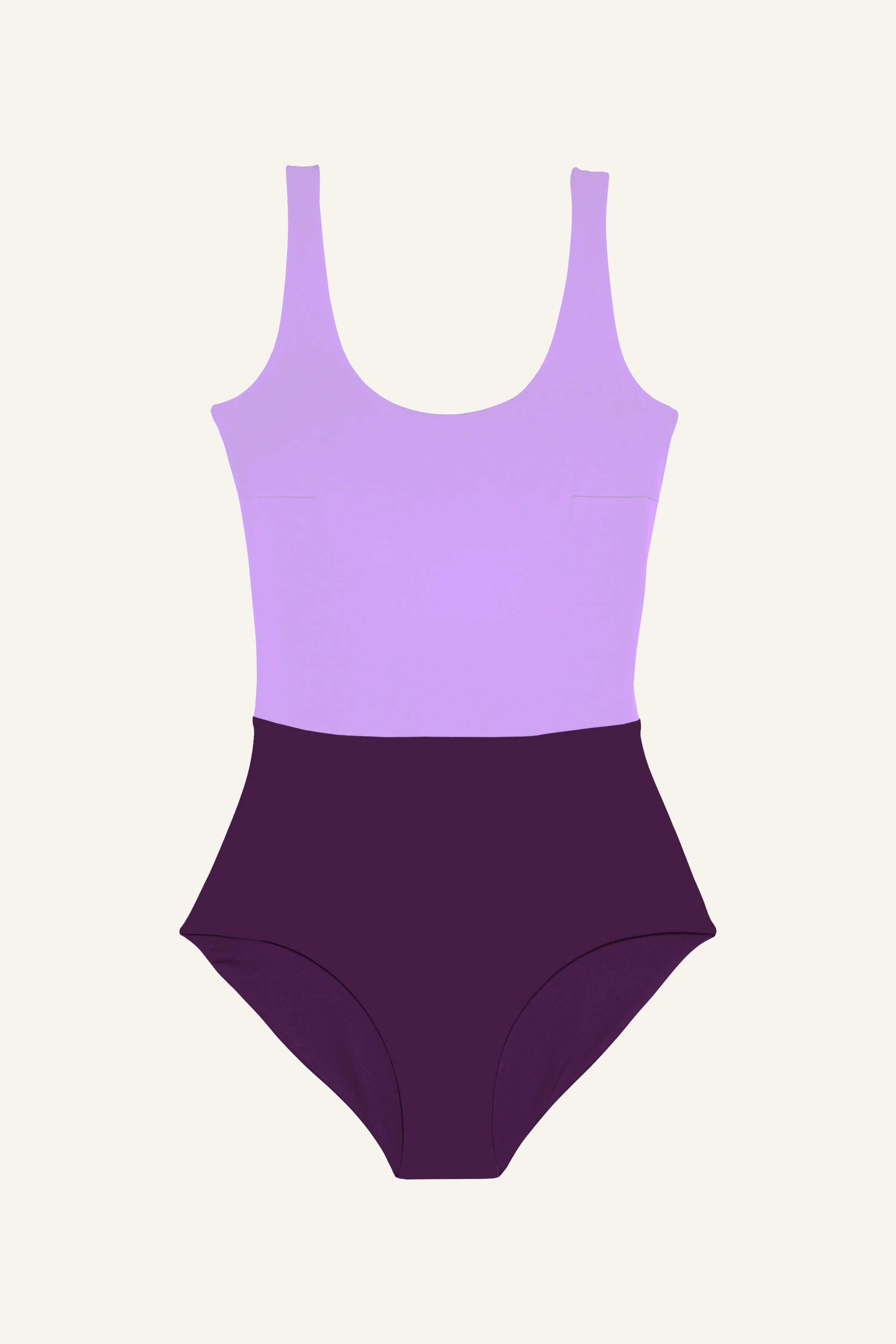 Lila MYMARINI Badeanzug mit breiten Trägern und hohem Beinausschnitt auf hellem Hintergrund.#color_lavender-plum