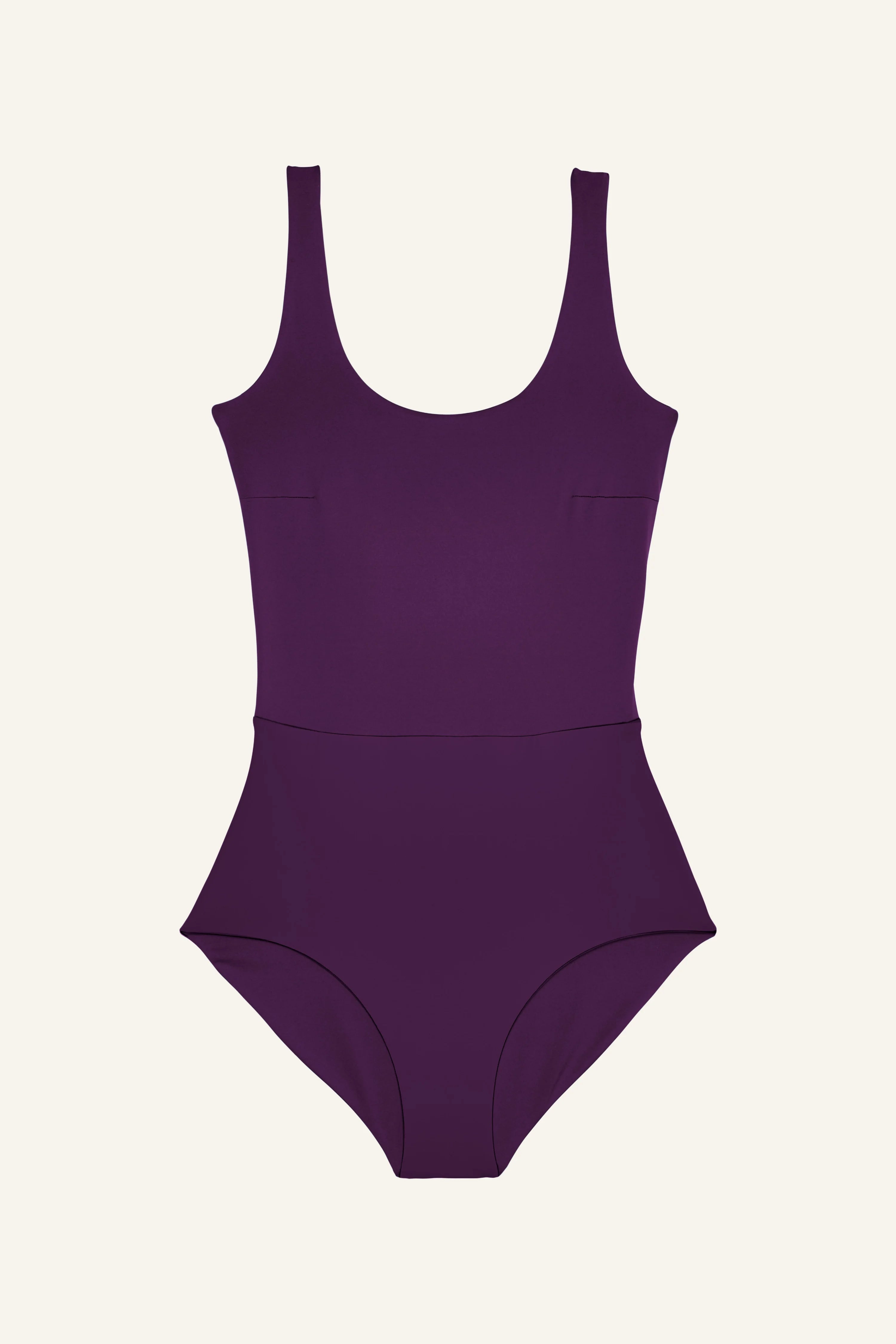 Lila MYMARINI Badeanzug mit breiten Trägern und hohem Beinausschnitt auf hellem Hintergrund.#color_lavender-plum