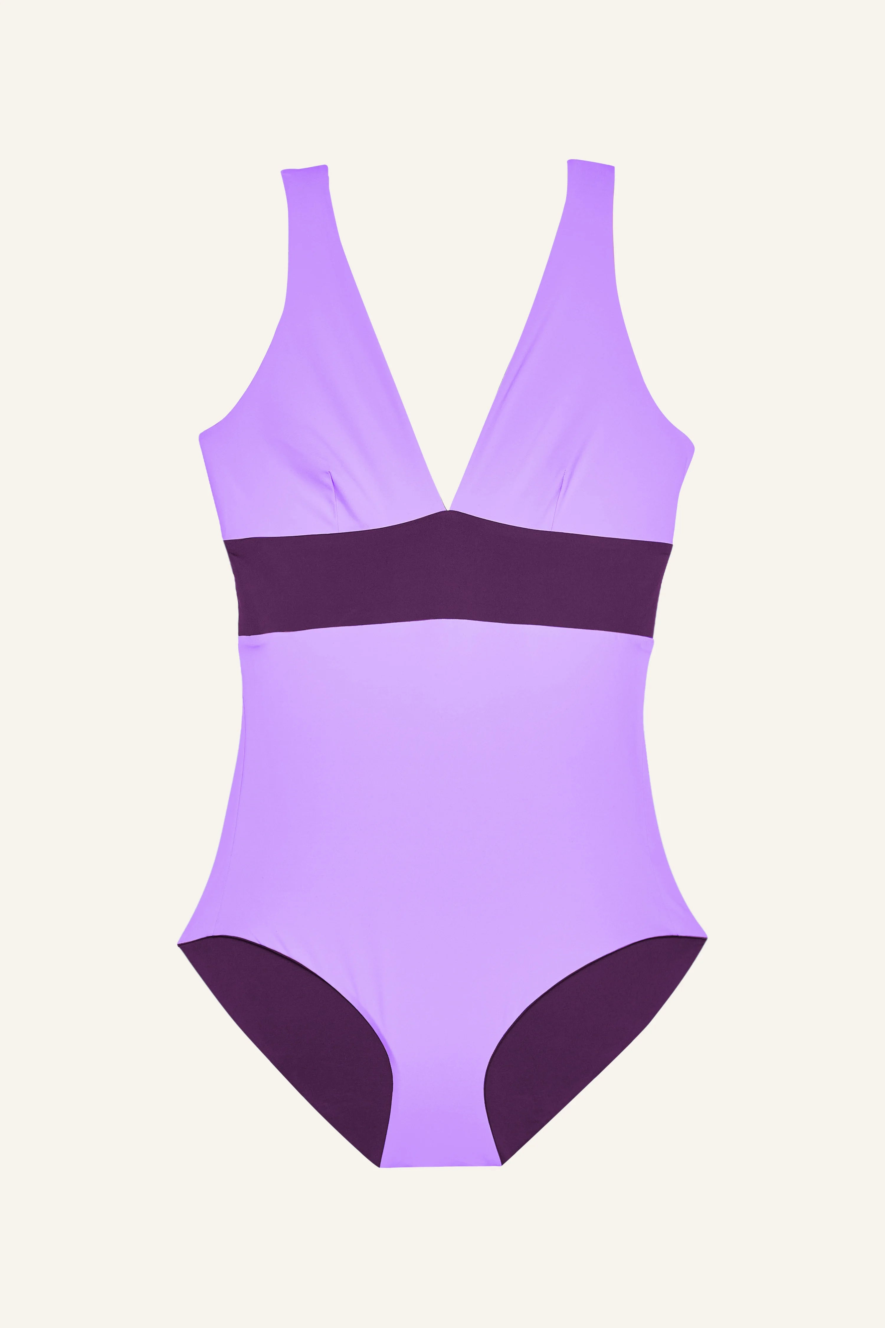 MYMARINI Badeanzug in Lila mit V-Ausschnitt und breiten Trägern, kontrastiert durch ein dunkles Band in der Taille.#color_lavender-plum