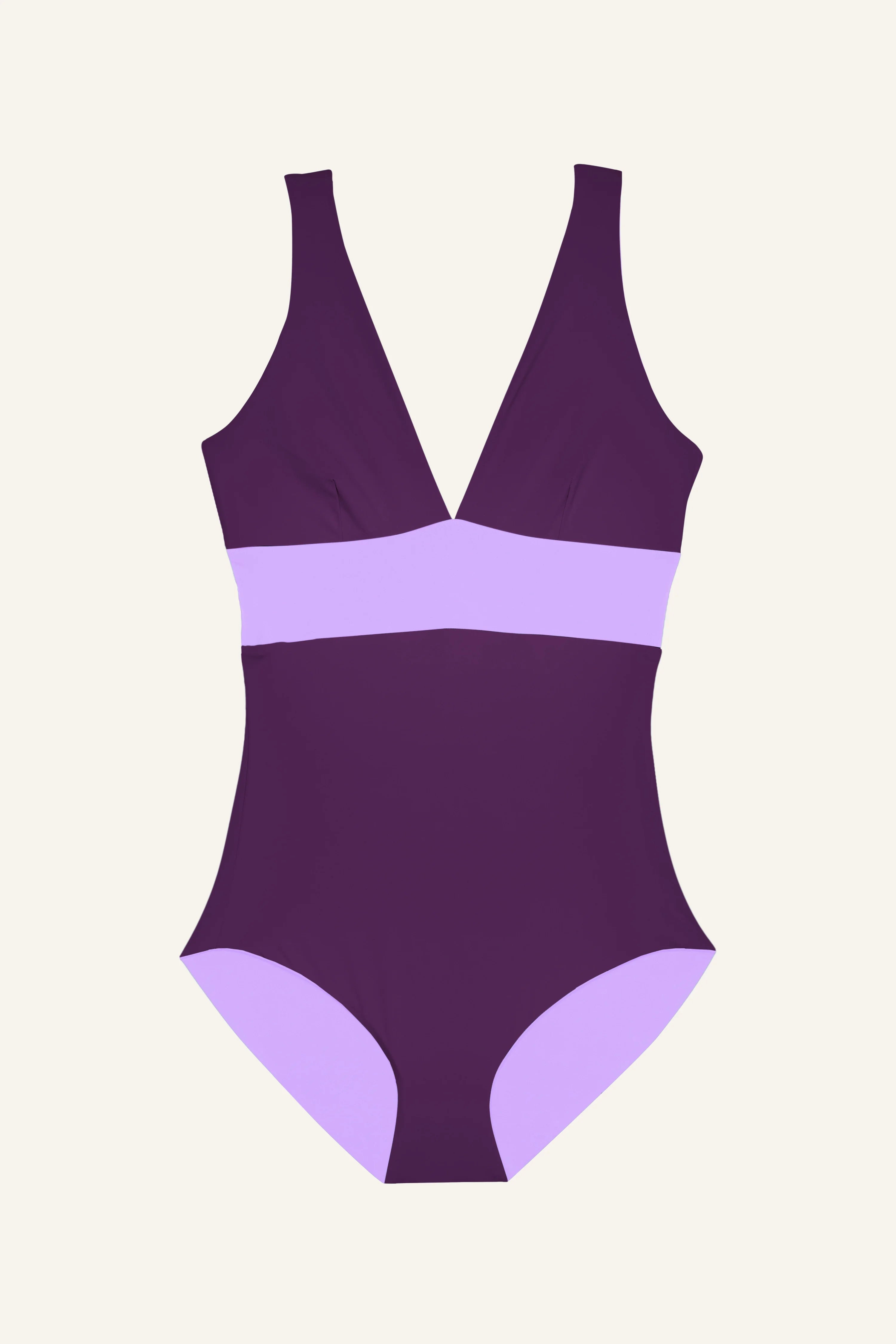 MYMARINI Badeanzug in Lila mit V-Ausschnitt und breiten Trägern auf hellem Hintergrund.#color_lavender-plum