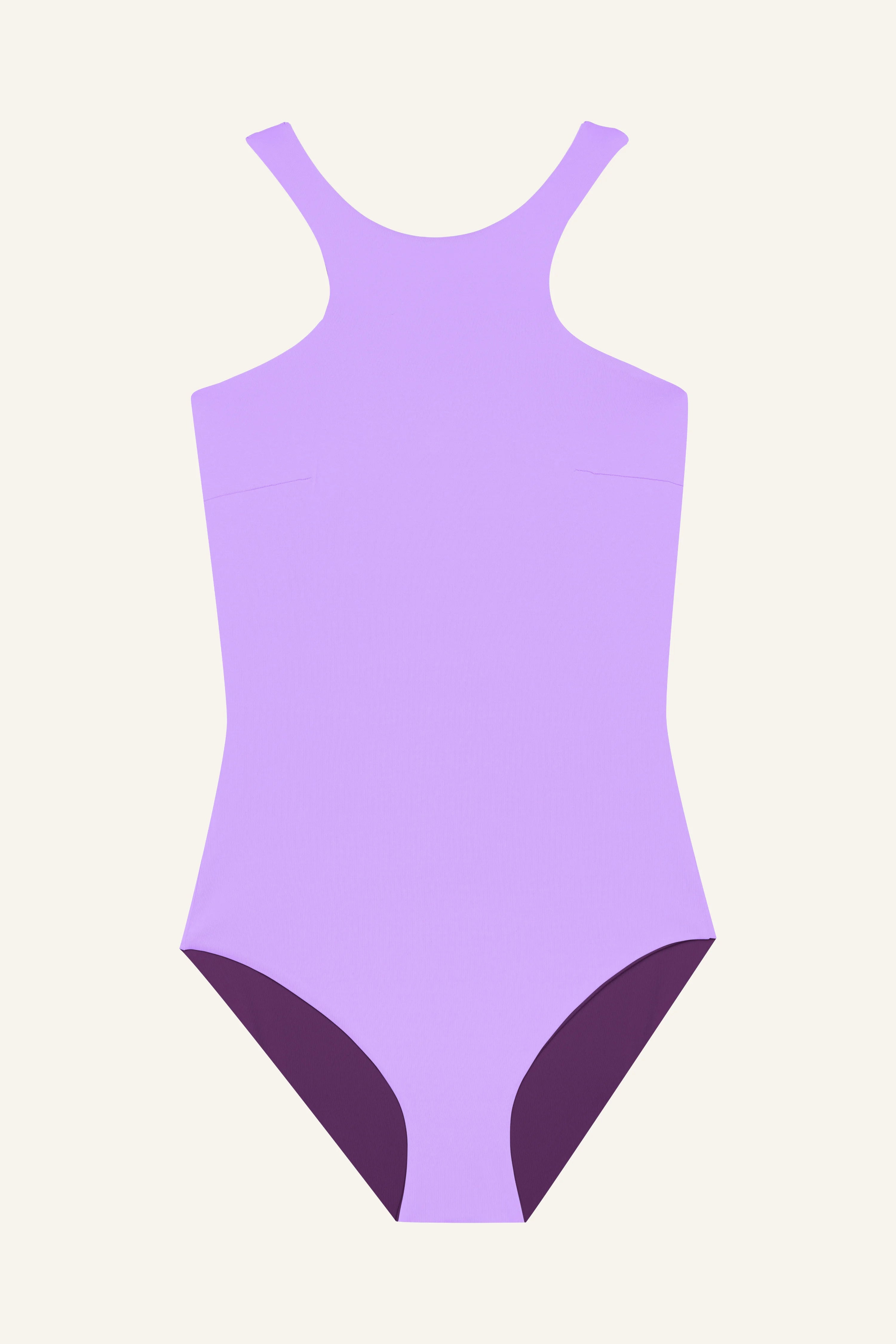 Lila MYMARINI Badeanzug mit breiten Trägern und hohem Beinausschnitt vor hellem Hintergrund.#color_lavender-plum