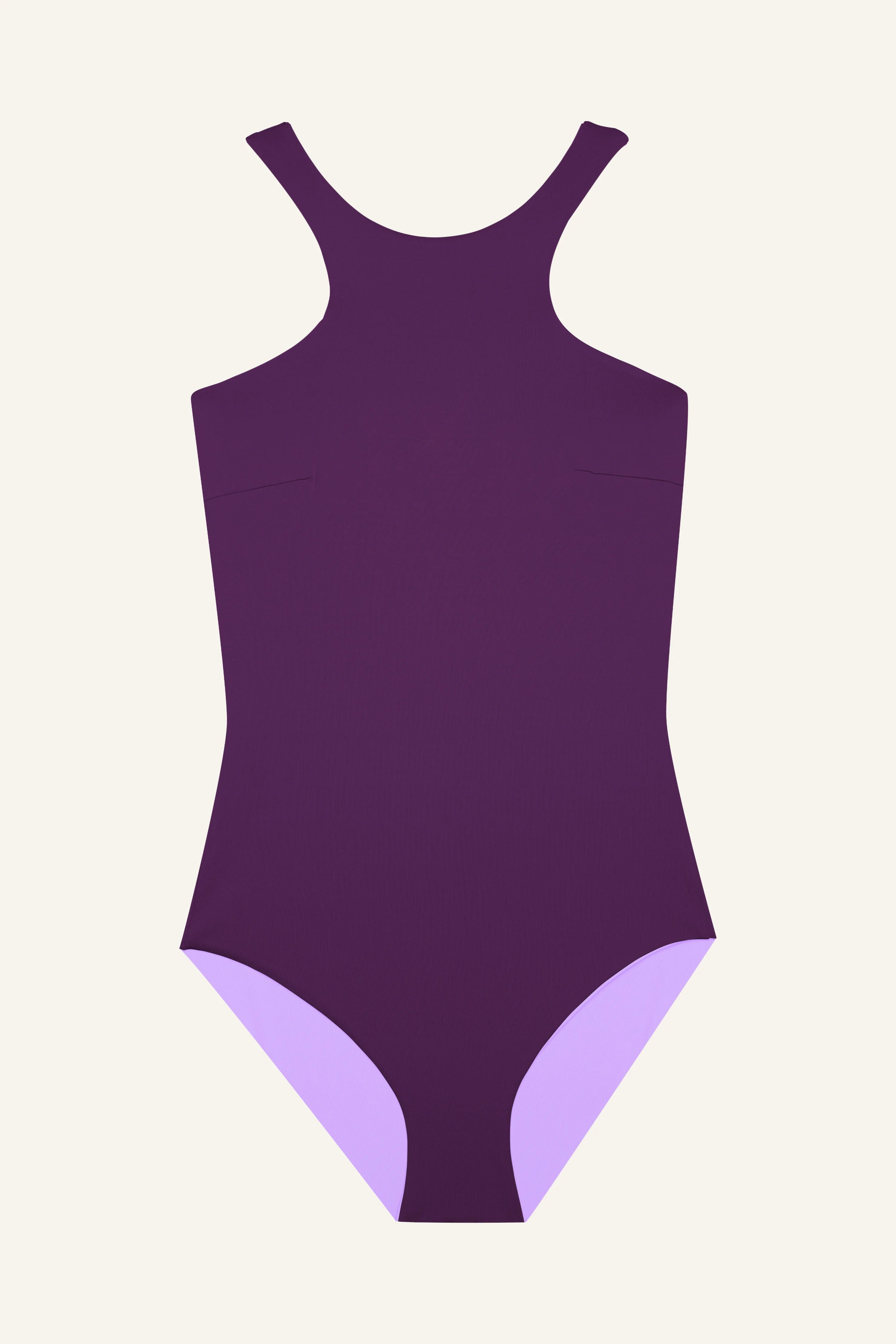 Lila MYMARINI Badeanzug mit hochgeschlossenem Schnitt und tiefem Beinausschnitt auf hellem Hintergrund.#color_lavender-plum