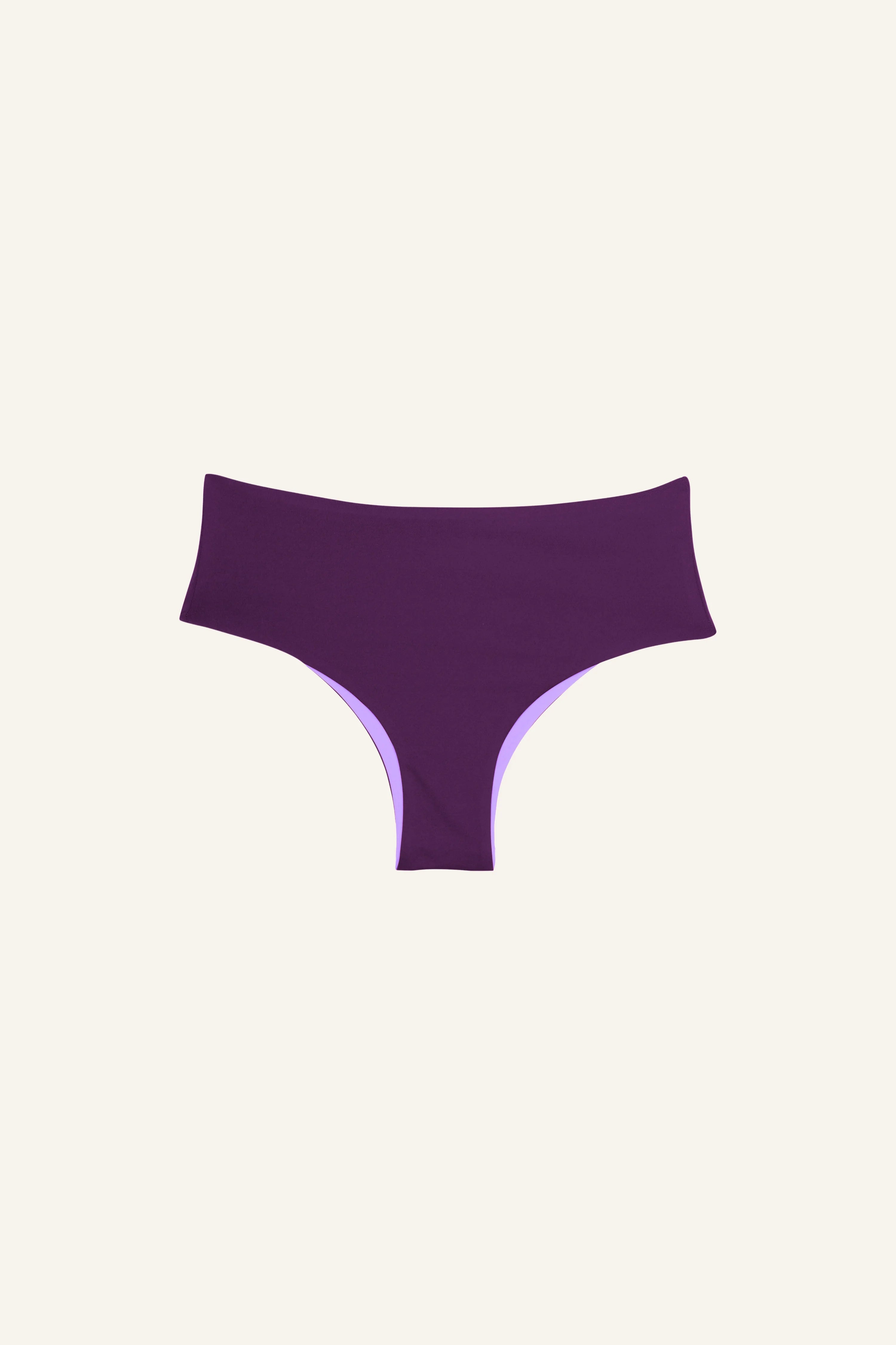 Lila MYMARINI Bikinihose mit hohem Beinausschnitt auf hellem Hintergrund.#color_lavender-plum