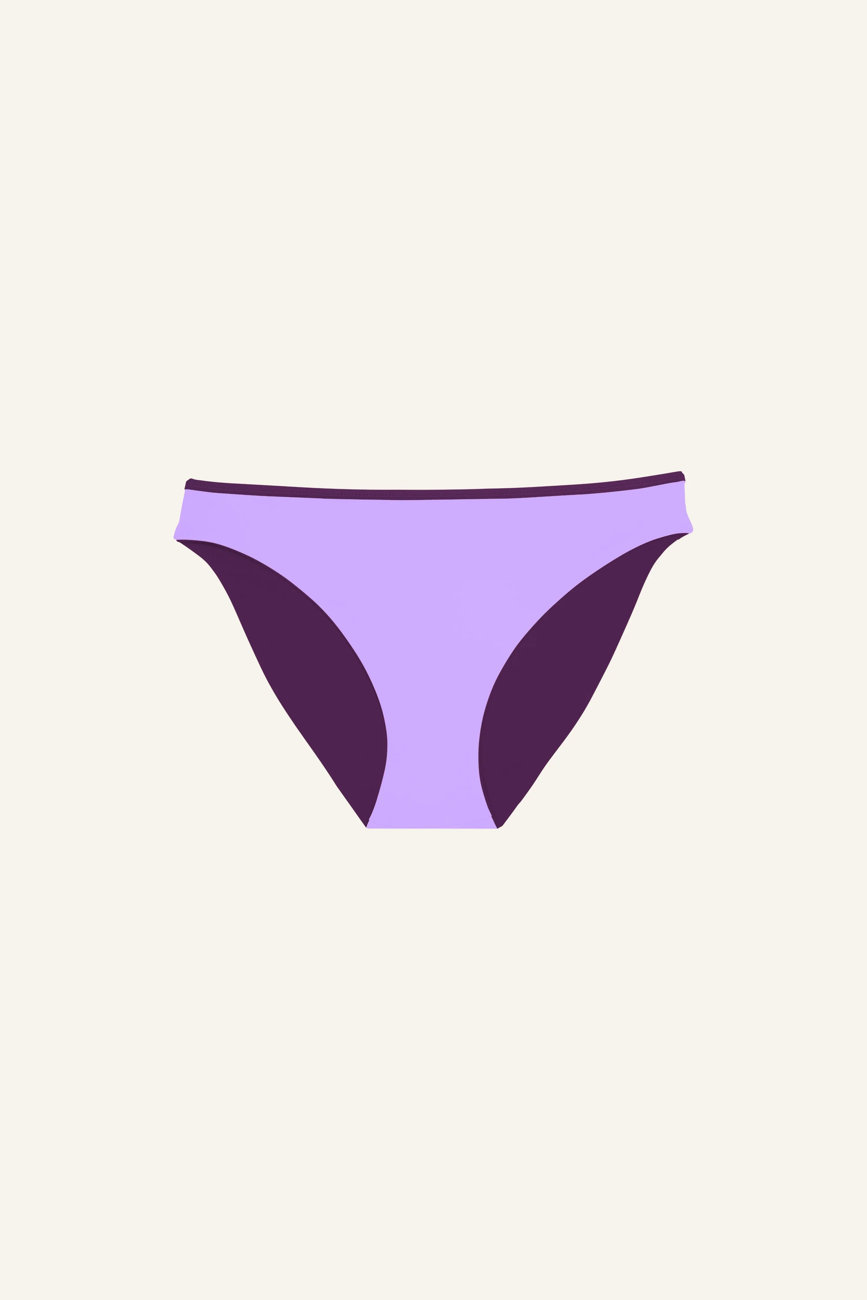 MYMARINI Bikinihose in Lila mit hohem Beinausschnitt auf hellem Hintergrund.#color_lavender-plum