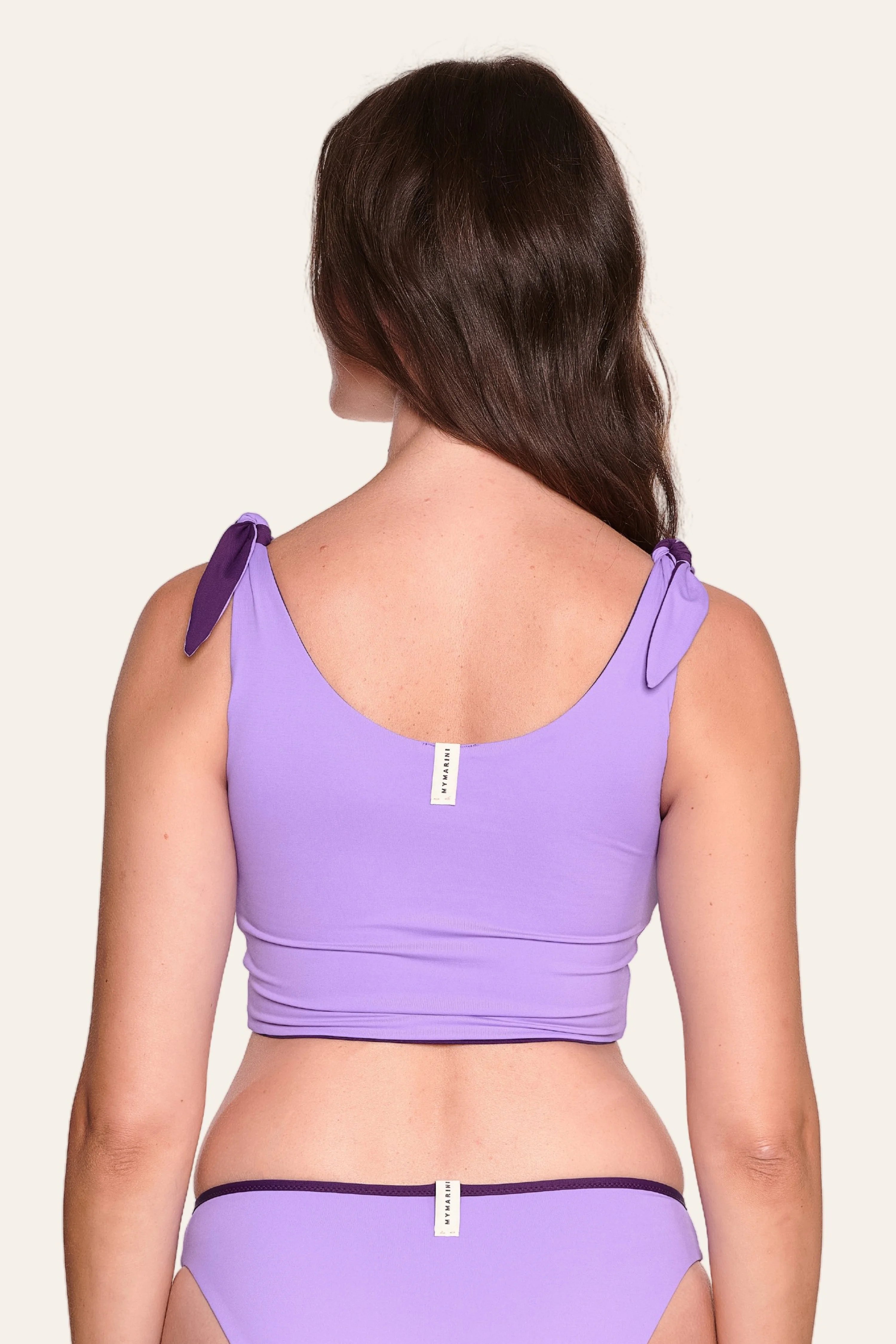 Frau von hinten in lila MYMARINI Bikinitop mit breiten Trägern und Bikinihose mit hohem Beinausschnitt.#color_lavender-plum