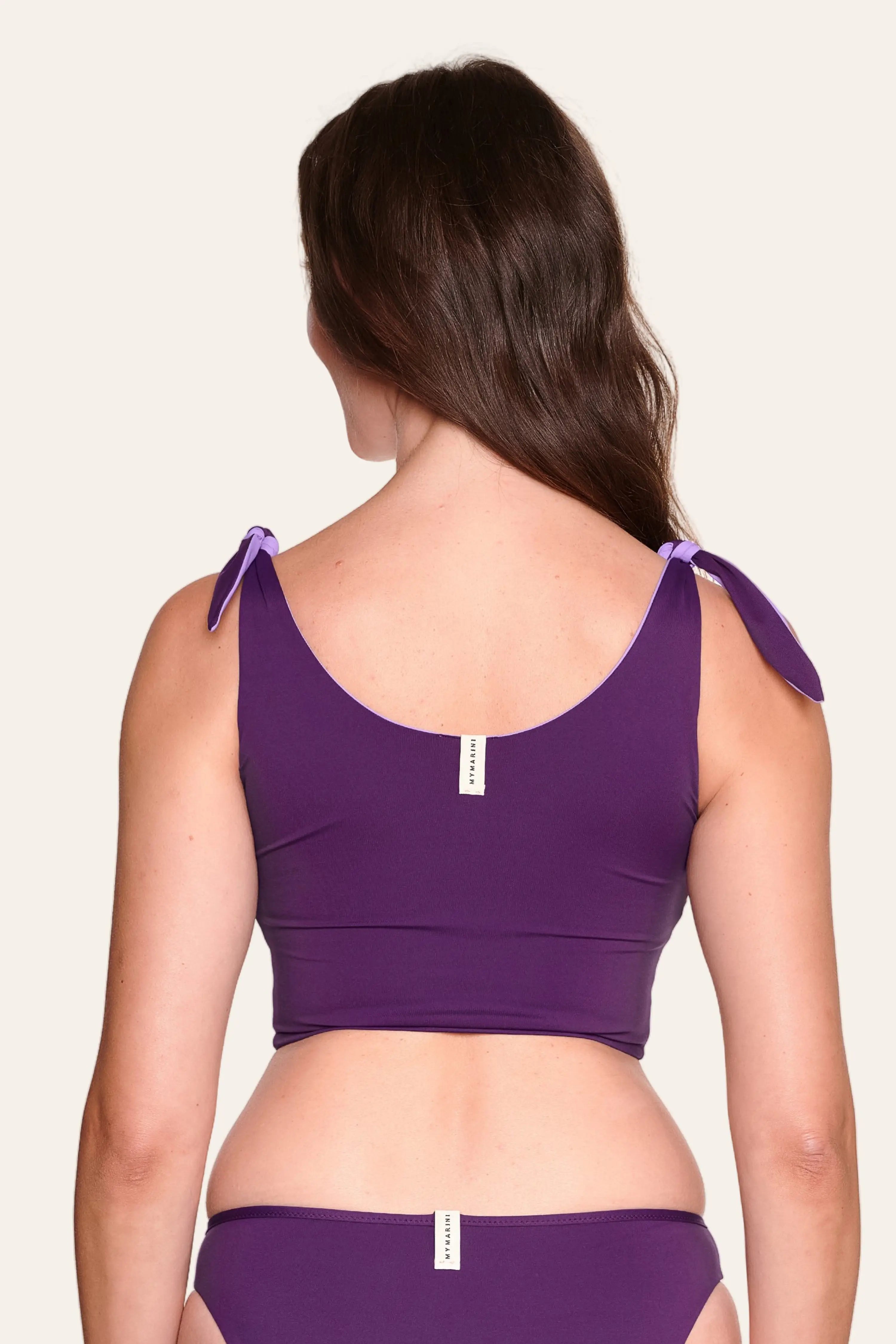 Rückansicht eines lila MYMARINI Bikinitops mit breiten Trägern und passender Bikinihose.#color_lavender-plum