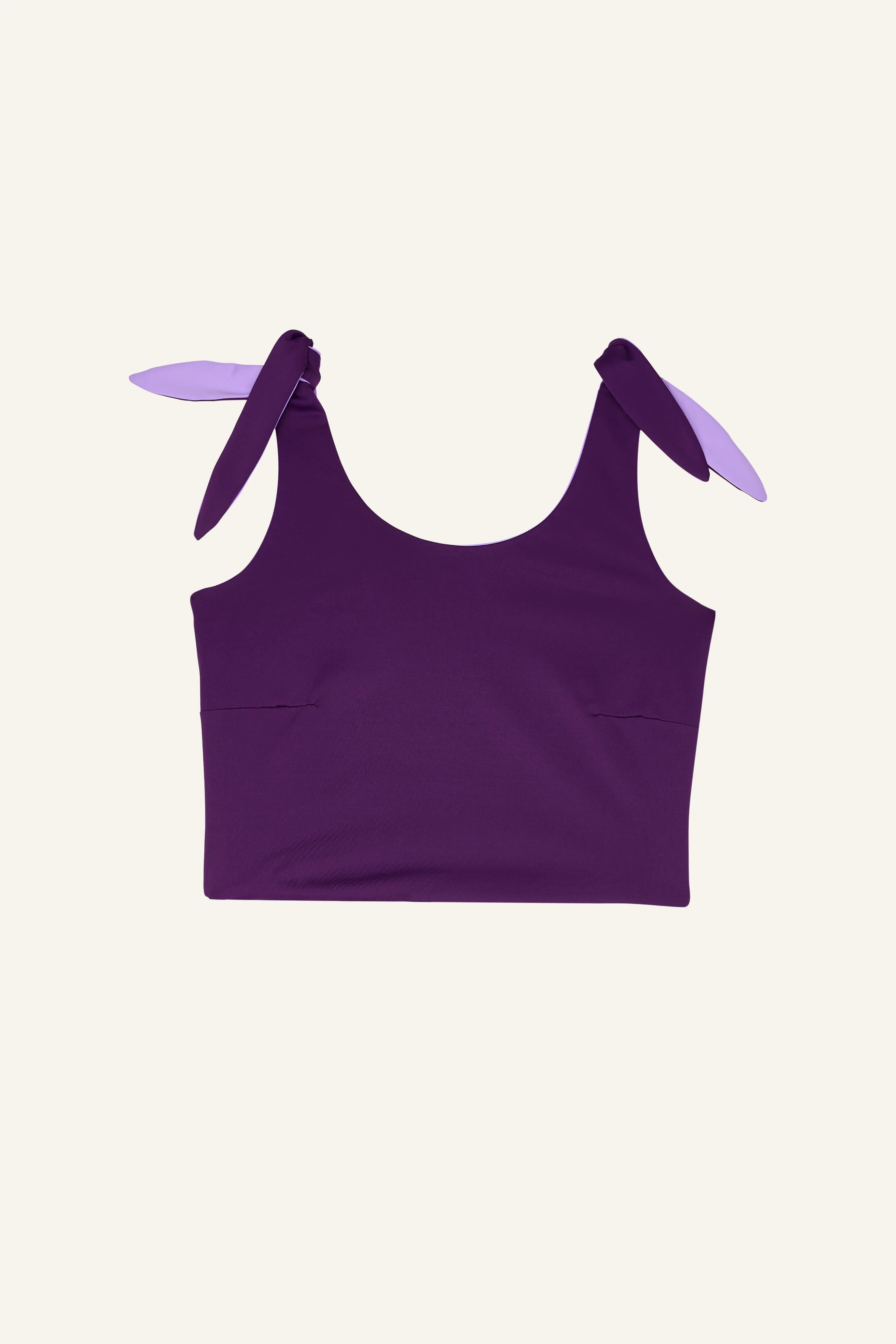 Lila MYMARINI Bikinitop mit breiten Trägern und rundem Ausschnitt, vor hellem Hintergrund.#color_lavender-plum