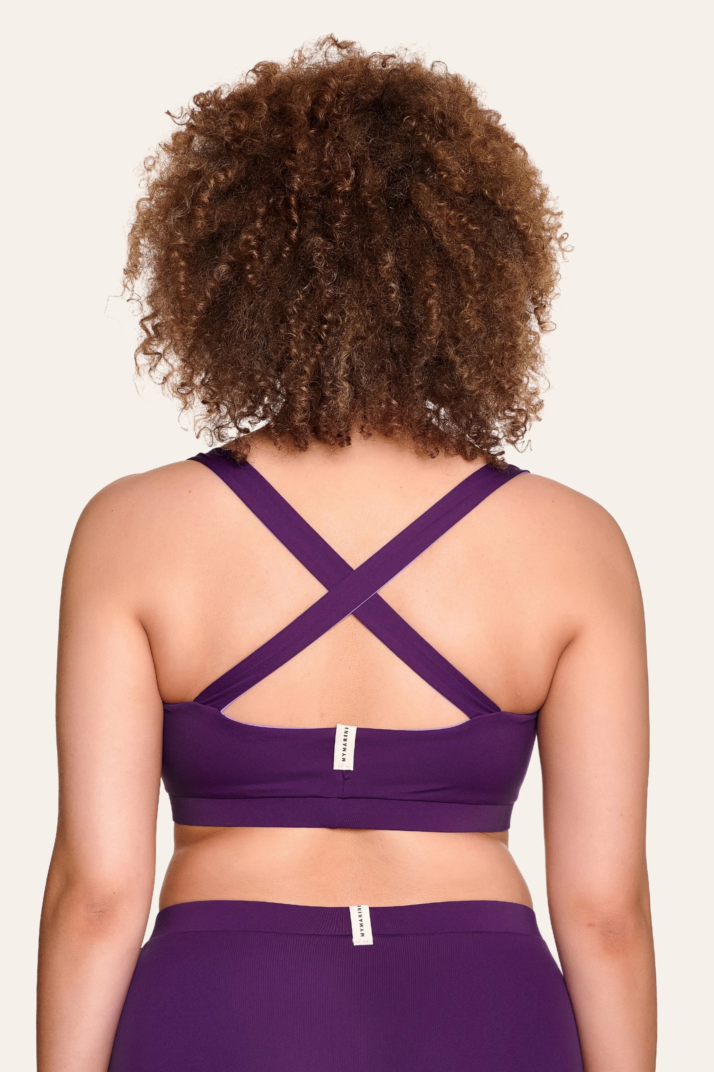 Rückansicht eines lila MYMARINI Cross Top Bikinitops mit breiten Trägern und passender Bikinihose.#color_lavender-plum