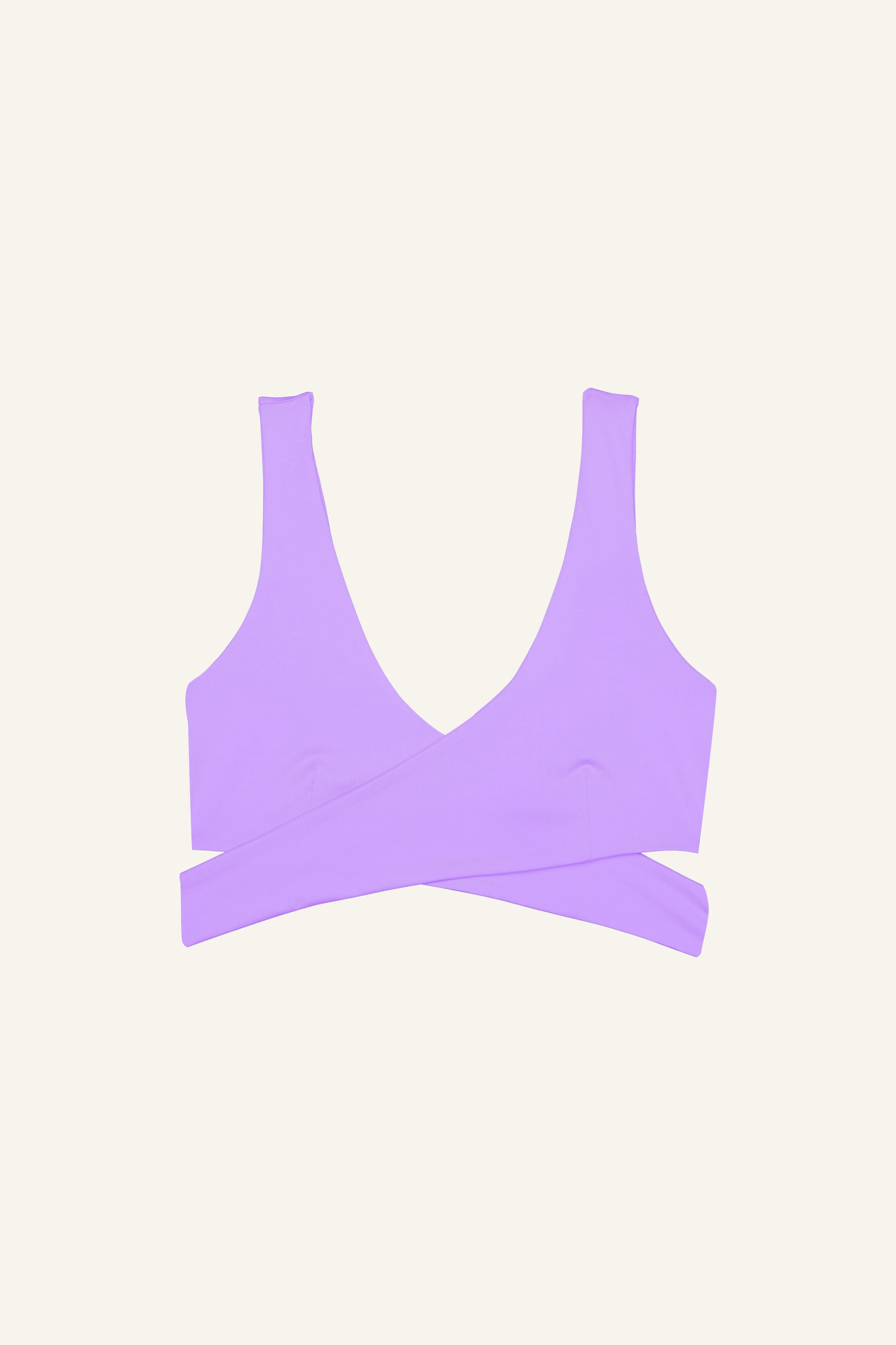 Lila Bikinitop von MYMARINI mit V-Ausschnitt und breiten Trägern vor weißem Hintergrund.#color_lavender-plum