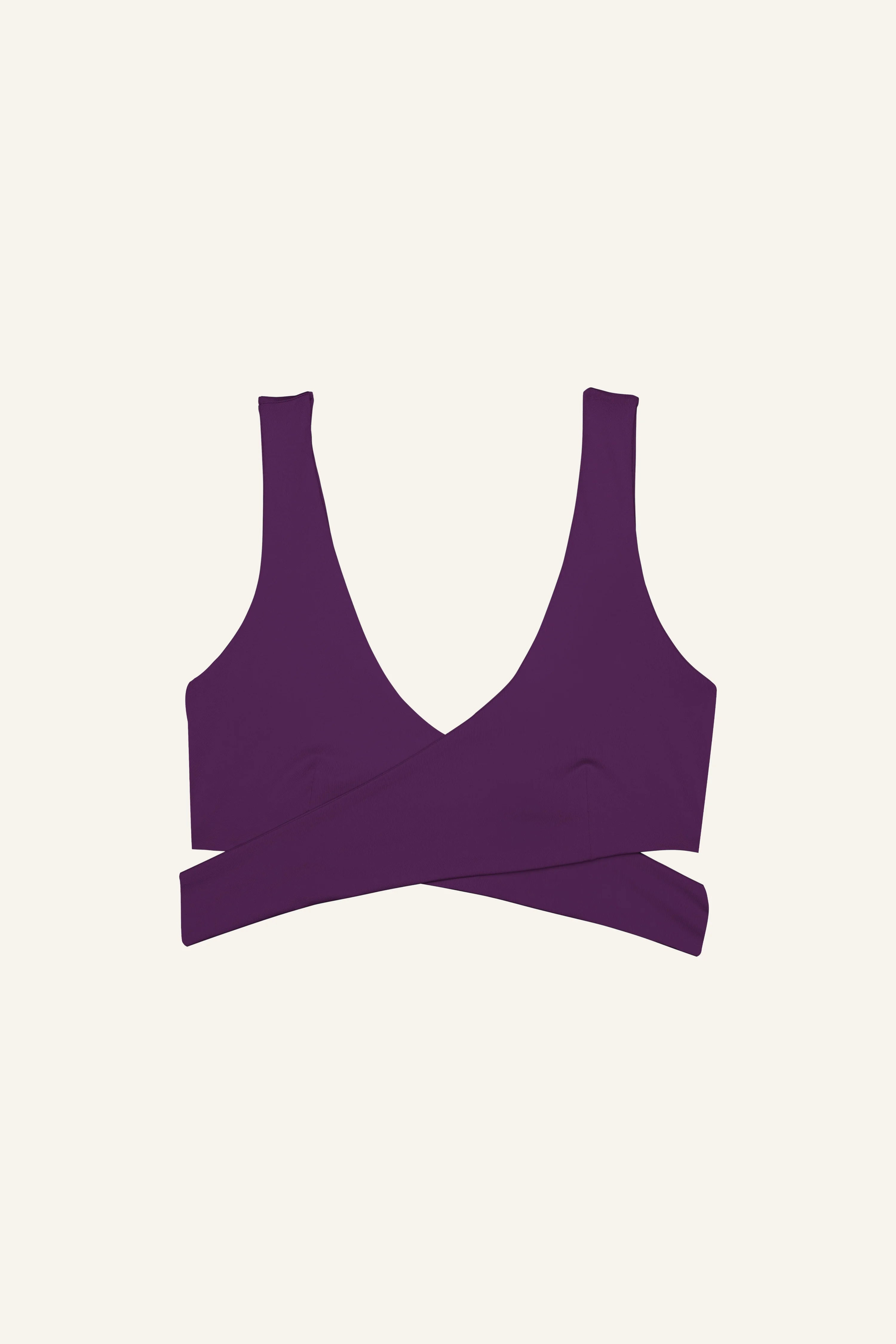 MYMARINI Bikinitop in Lila mit V-Ausschnitt und breiten Trägern vor hellem Hintergrund.#color_lavender-plum