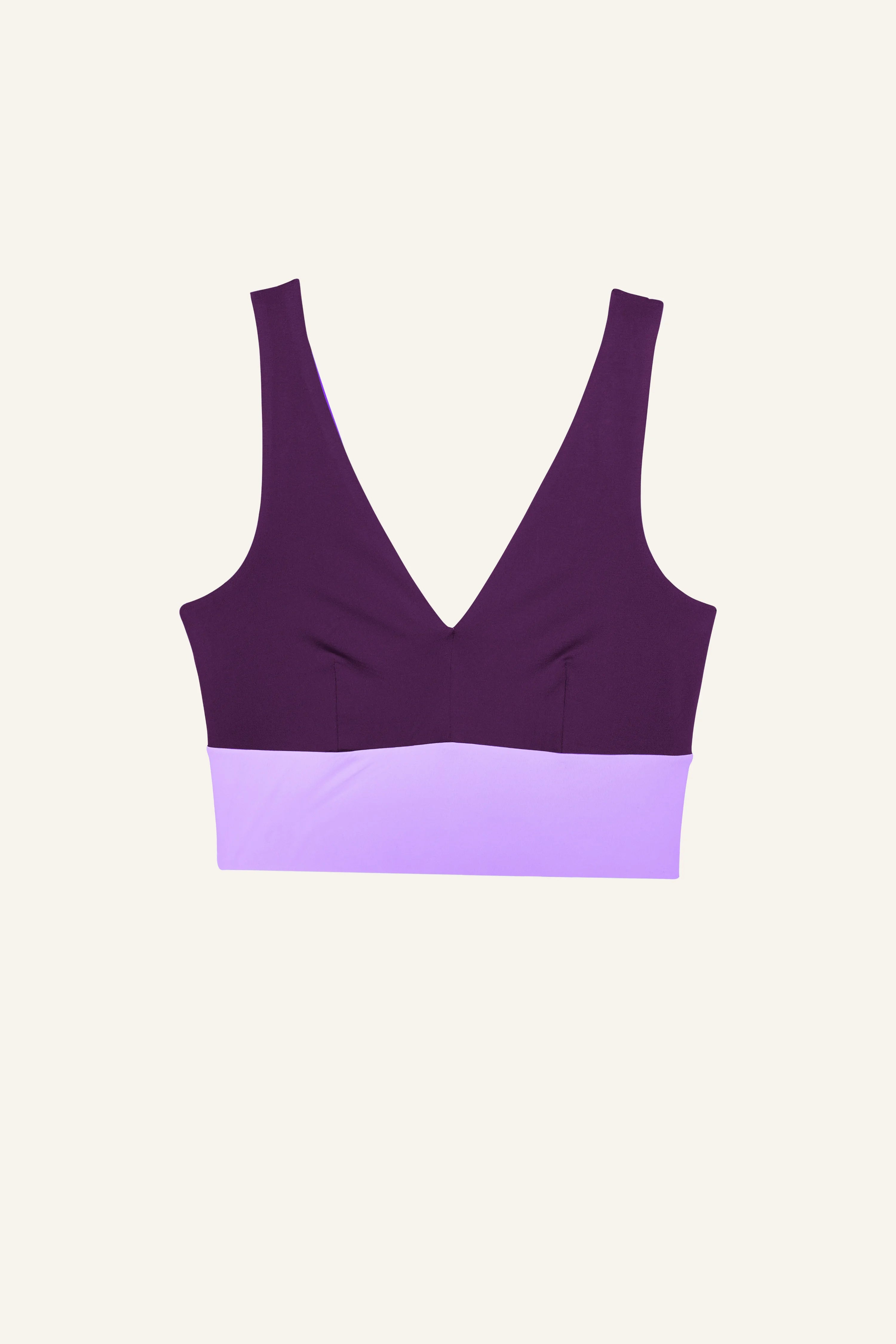 MYMARINI Bikinitop in Lila mit V-Ausschnitt und breiten Trägern auf hellem Hintergrund.#color_lavender-plum