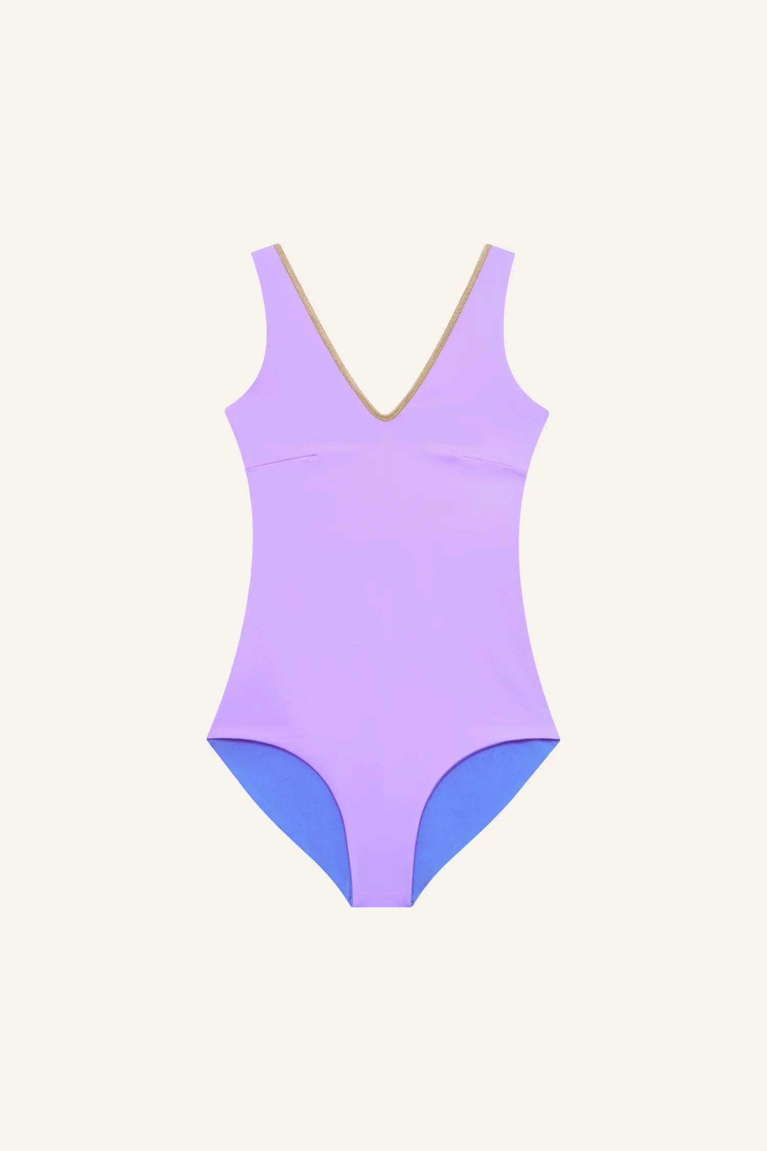 MYMARINI One-Piece-Badeanzug in Flieder mit tiefem V-Ausschnitt, goldener Rand an den Trägern, hellblauer Innenbeleg.#color_lapis-lavender