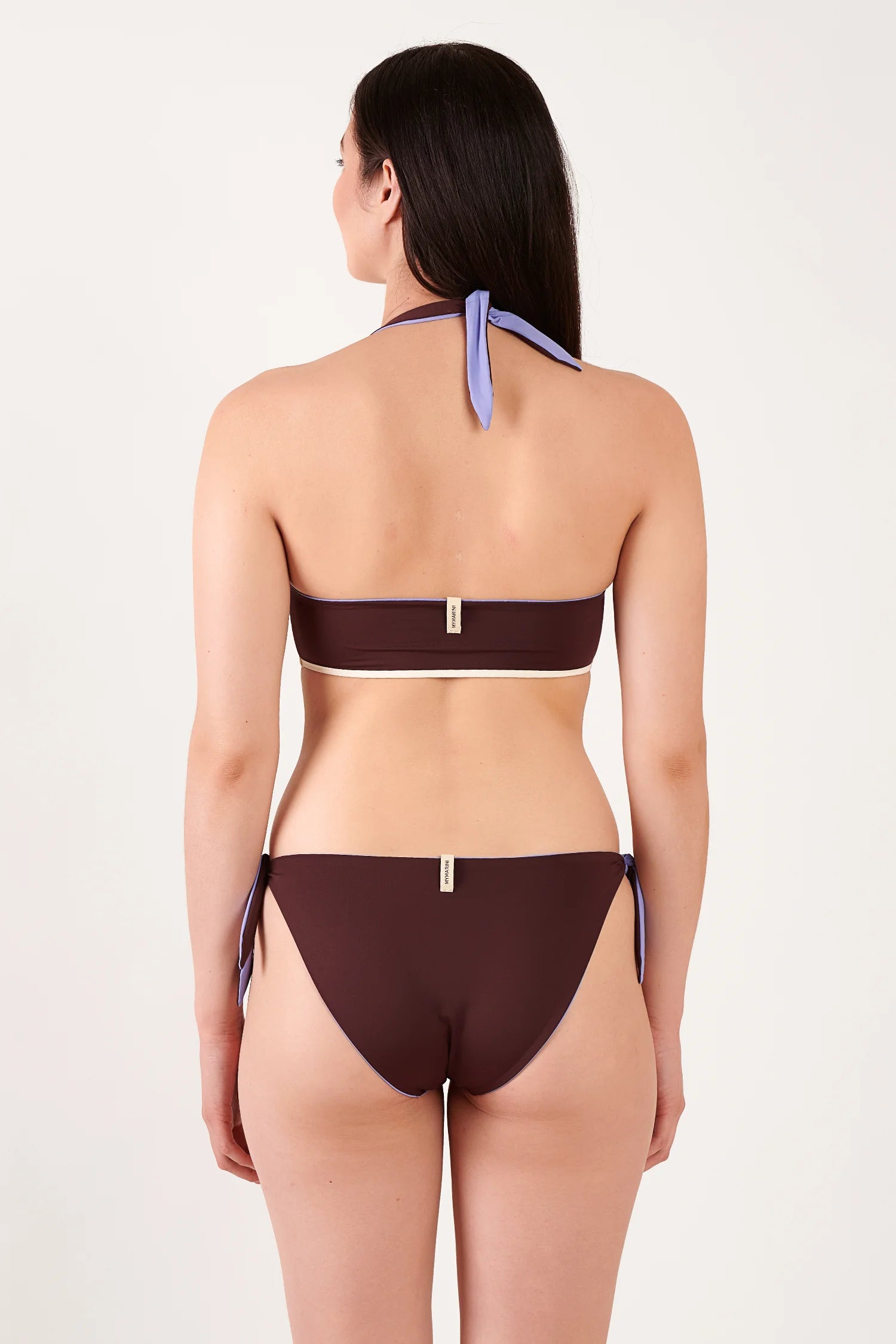 MYMARINI Bikini: Bandeau-Oberteil mit Halter, braun mit heller Kante; Bikinihose mit seitlichen hellblauen Bändern, Markenetikett sichtbar.#color_chocolate-lilac