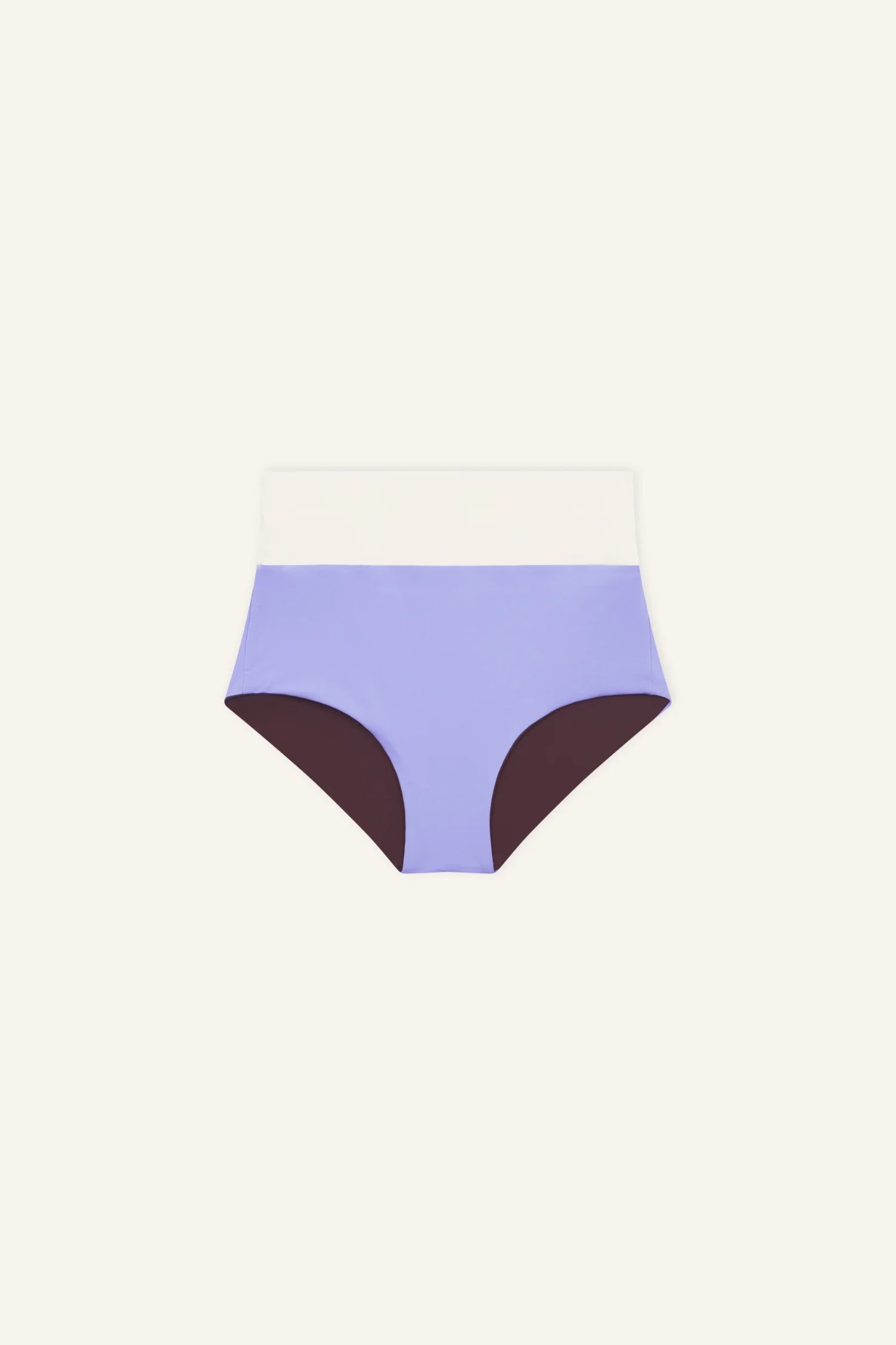 MYMARINI Bikinihose Lavendel mit weißem Bund; High waist, sichtbare dunkelbraune Innenseite.#color_chocolate-lilac