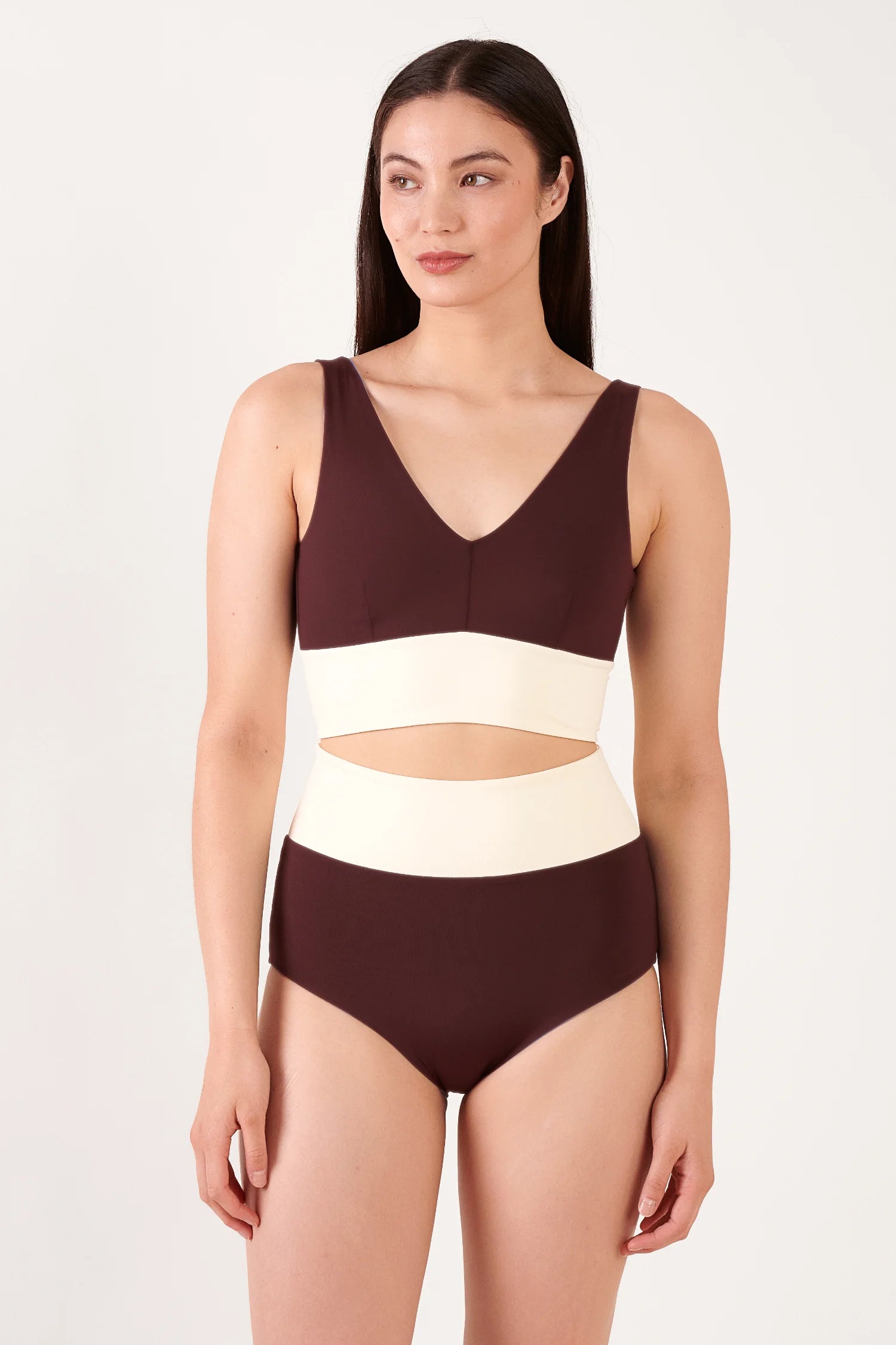 MYMARINI Bikini-Set: Dunkelbraunes Top mit V-Ausschnitt und breiten Trägern, cremefarbener Bauchband; hochgeschnittene Bikinihose mit creme Bund.#color_chocolate-lilac