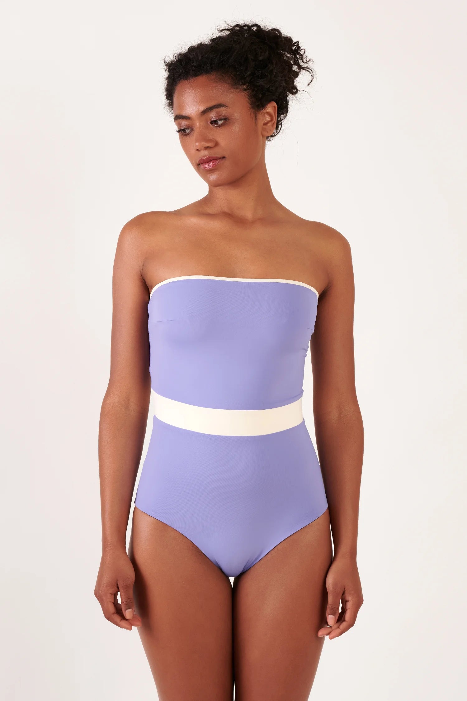 MYMARINI Badeanzug, Einteiler, Lavendel mit weißer Oberkanten-Naht und weißem Taillenband; Schnitt: Bandeau, High Waist.#color_chocolate-lilac