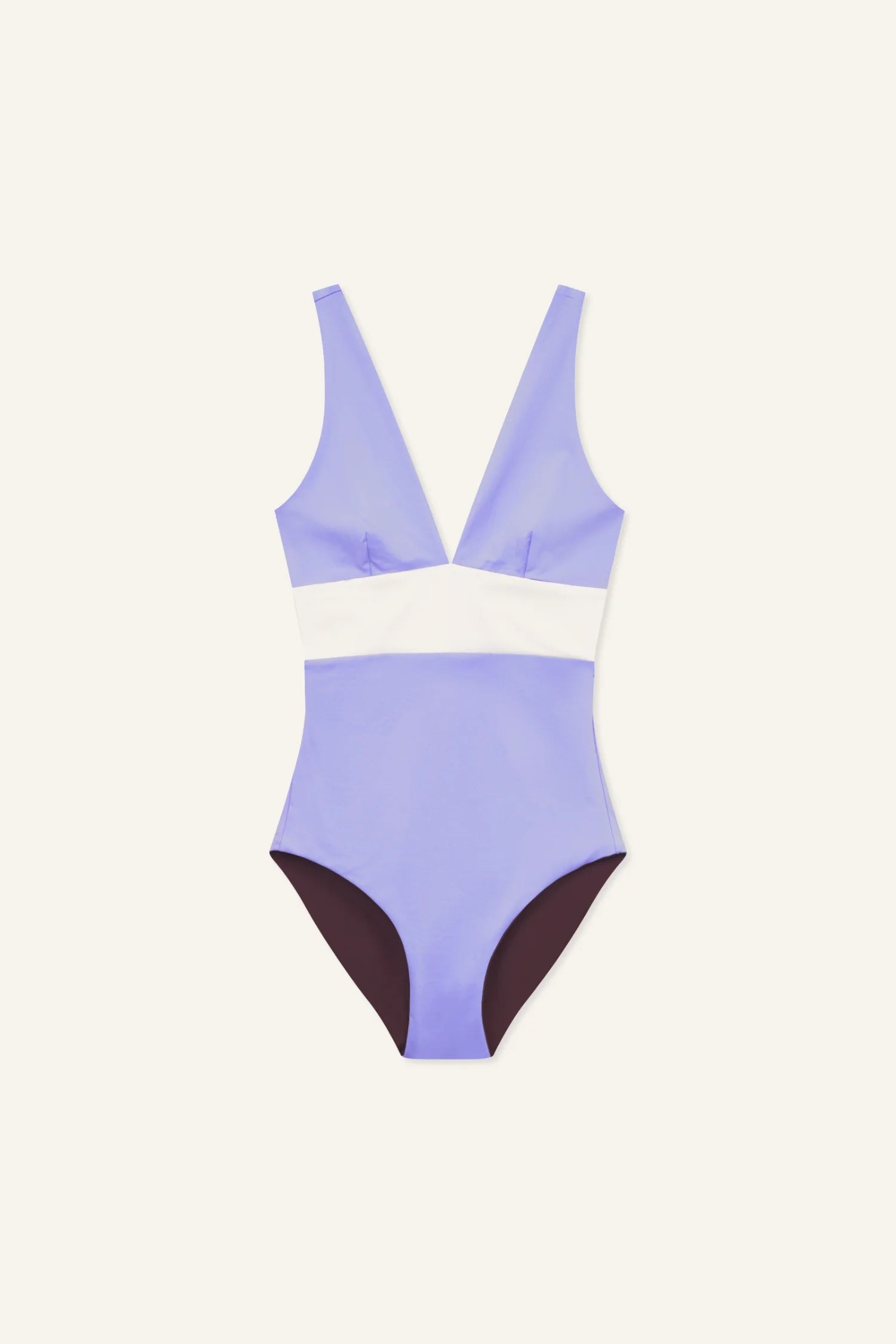 MYMARINI One-Piece in Flieder mit weißem Taillenband, tiefer V-Ausschnitt, breite Träger; Beinausschnitt dunkel.#color_chocolate-lilac