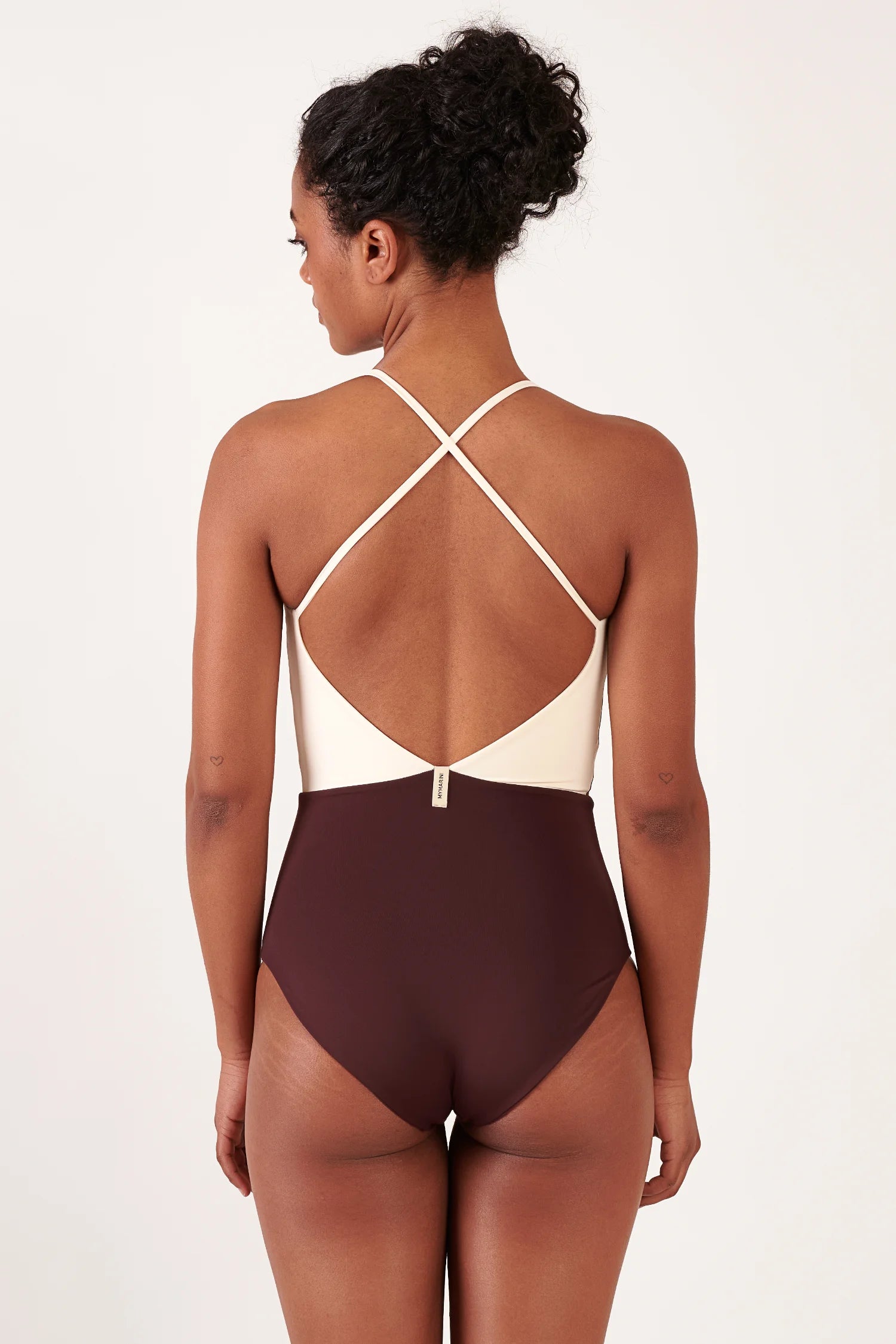 MYMARINI One-Piece Badeanzug, creme Oberteil, brauner Unterteil; Kreuz-Träger bilden Rückenöffnung.#color_chocolate-lilac