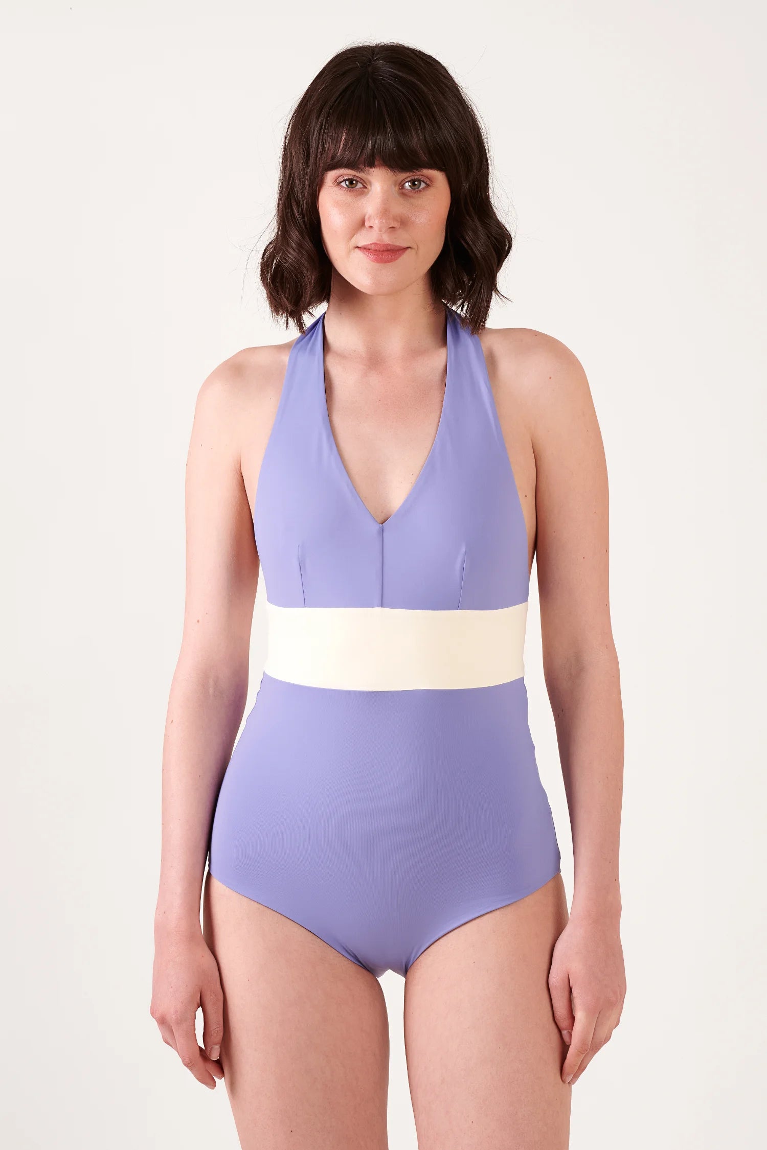 MYMARINI One-Piece in Lavendel mit V-Ausschnitt, Halterträger und weißem Taillenband – ganzkörpernahe Bademode.#color_chocolate-lilac