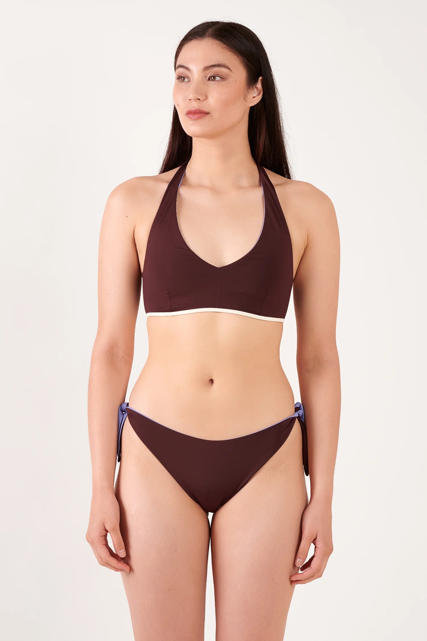 MYMARINI Bikini-Top, Neckholder, dunkelbraun mit cremefarbenem Rand; Bikini-Hose, dunkelbraun mit seitlichen Bändern.#color_chocolate-lilac