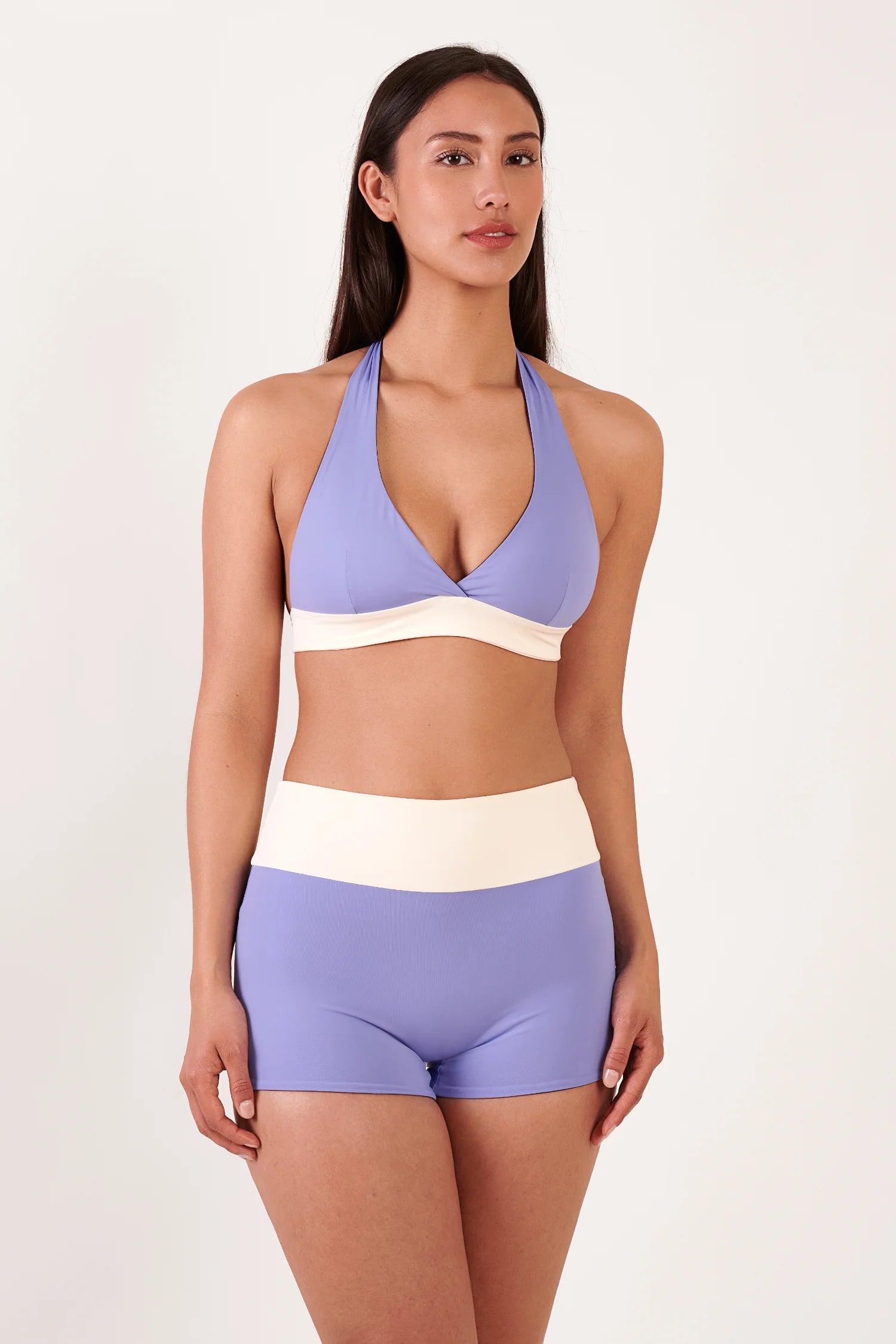 MYMARINI Bikini-Set: lilafarbenes Halteroberteil mit V-Ausschnitt und hochgeschnittene Hose mit cremefarbener Taille, Vorderansicht.#color_chocolate-lilac