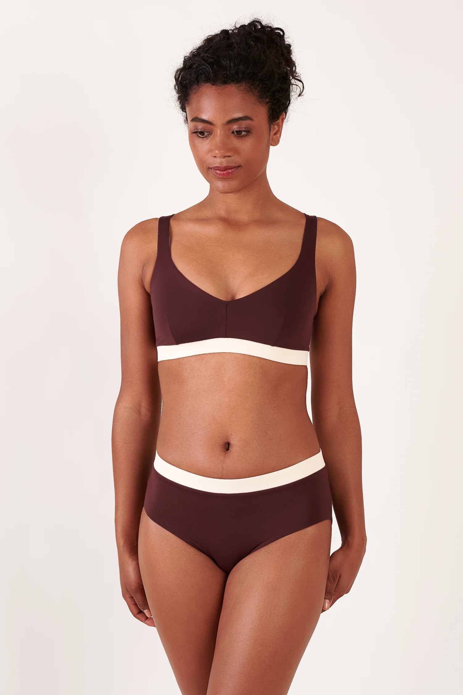 MYMARINI Bikini-Set: braunes Oberteil mit V-Ausschnitt und breiten Trägern, weiße Unterbrust- und Hüftrand; Mid rise.#color_chocolate-lilac