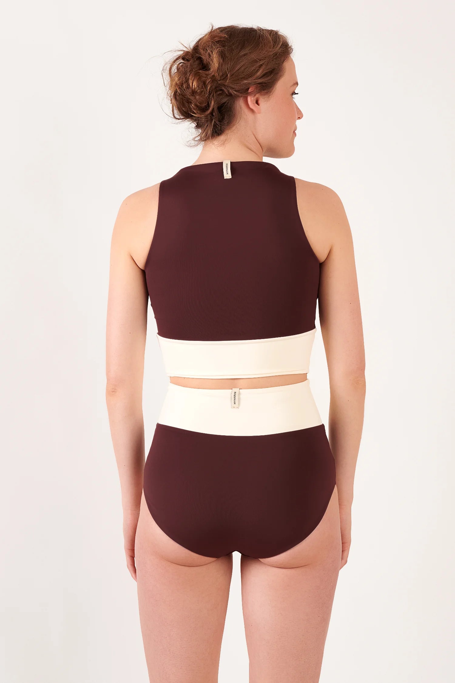 MYMARINI Bikini-Top dunkelrot, hochgeschlossen; Bikini-Hose creme, High-Waist; von hinten, Etikett sichtbar.#color_chocolate-lilac
