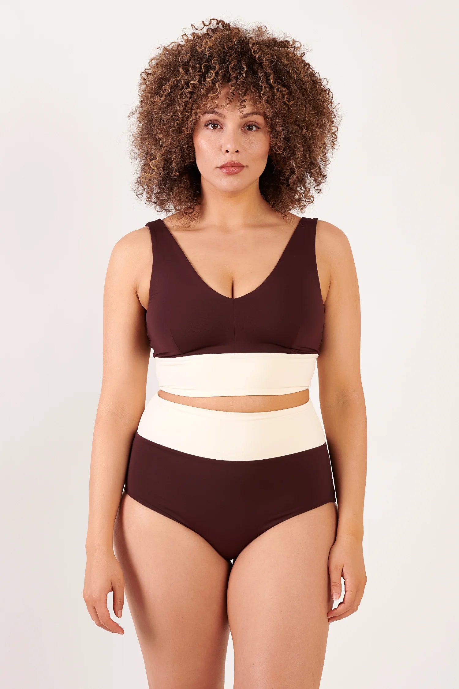 MYMARINI Bikinitop mit V-Ausschnitt und breiten Trägern; dazu braune High-Waist Bikinihose mit cremefarbener Taille.#color_chocolate-lilac