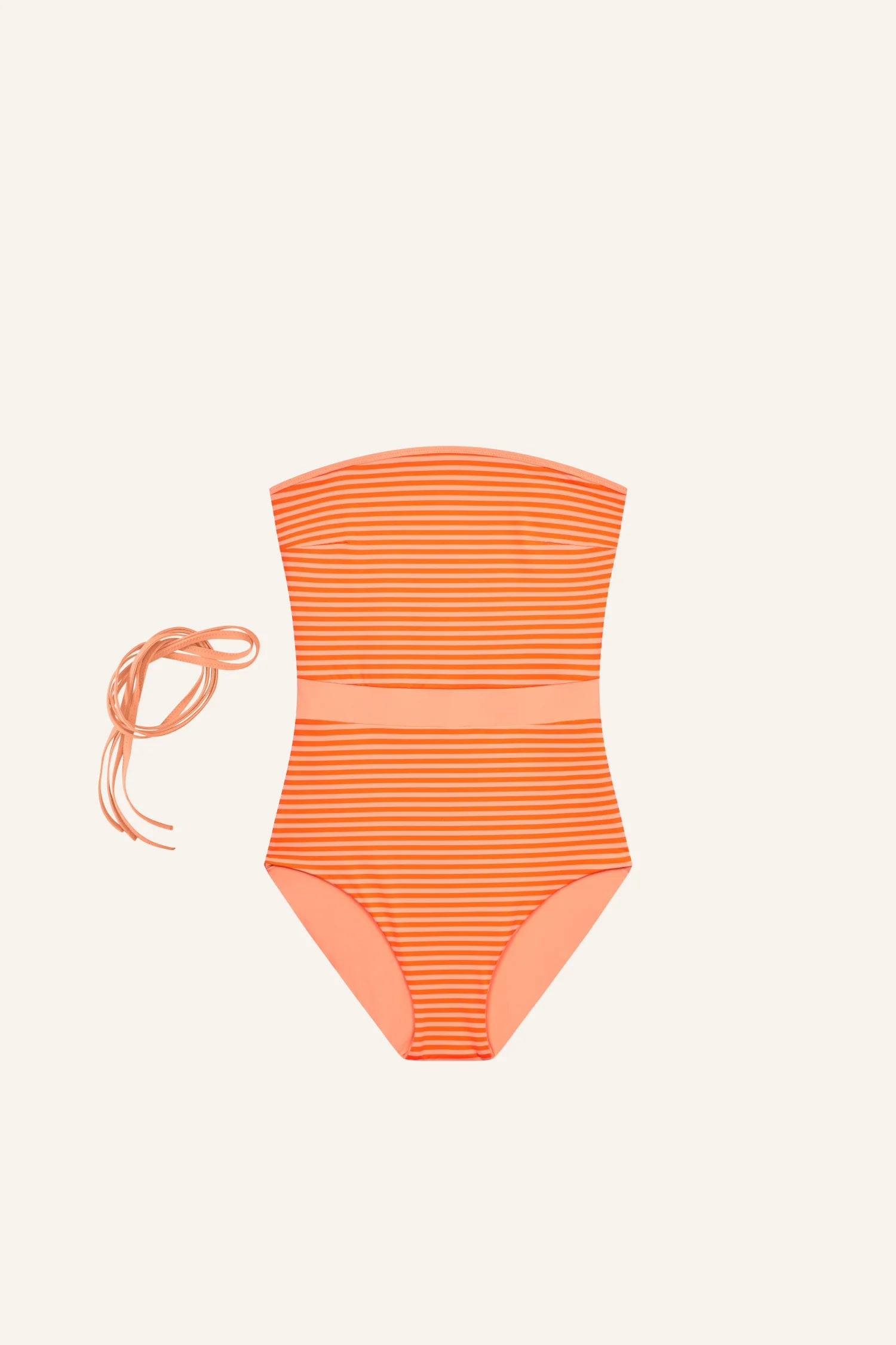 Ein gestreifter, orangefarbener MYMARINI Badeanzug im Bandeau-Schnitt, flach auf hellem Hintergrund liegend.#color_melon-striped