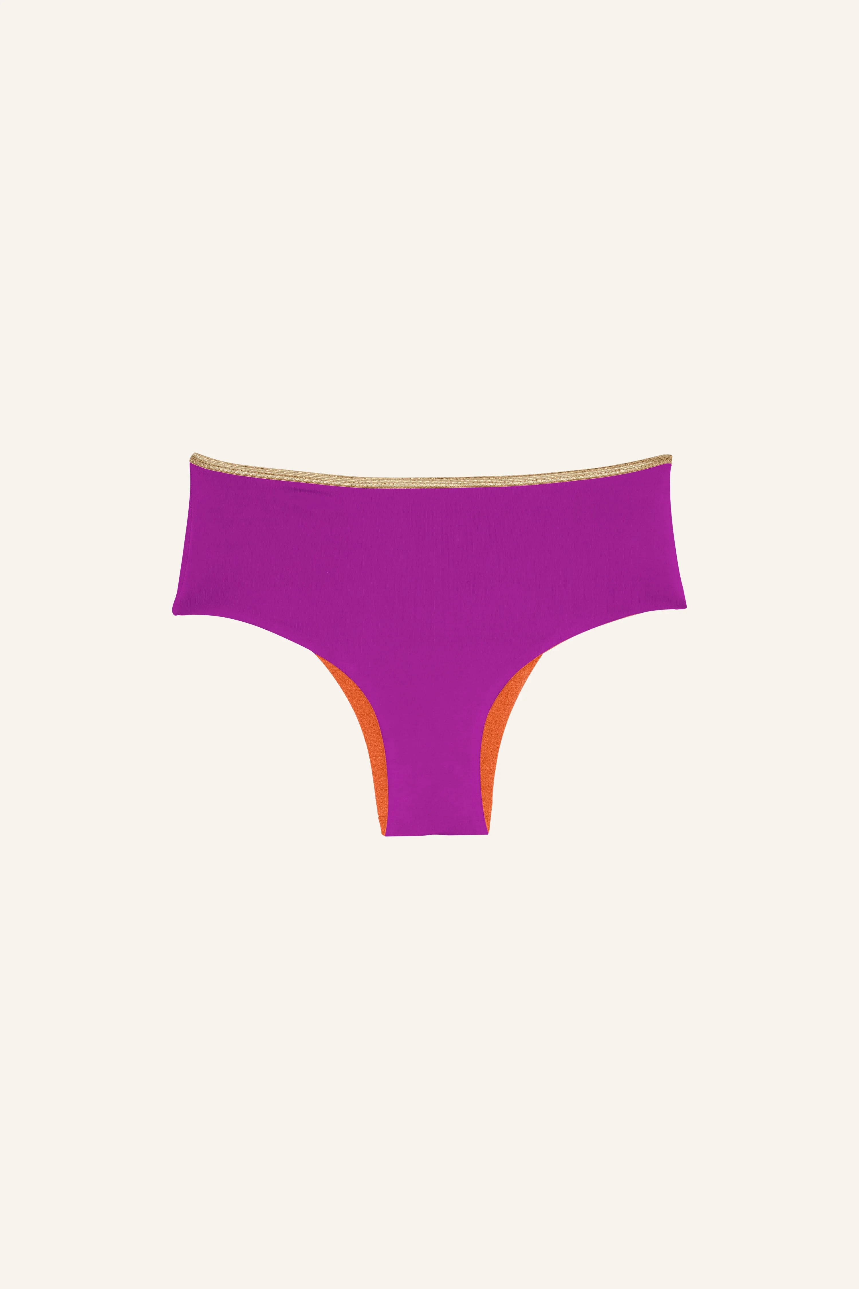 Lila Bikinihose von MYMARINI mit hohem Beinausschnitt und orangefarbenen Details auf hellem Hintergrund.#color_papaya-cassis
