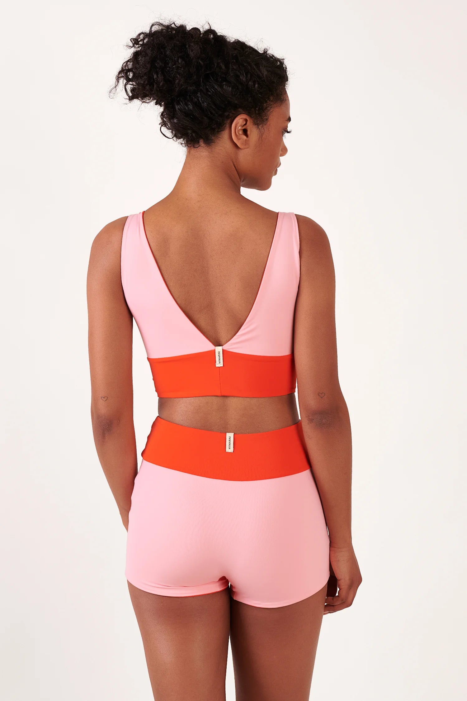 MYMARINI Bikini-Set (Top + Shorts), pinkes Oberteil mit tiefem V-Rücken, orange Bund, breite Träger, Rückansicht.#color_poppy-macaron