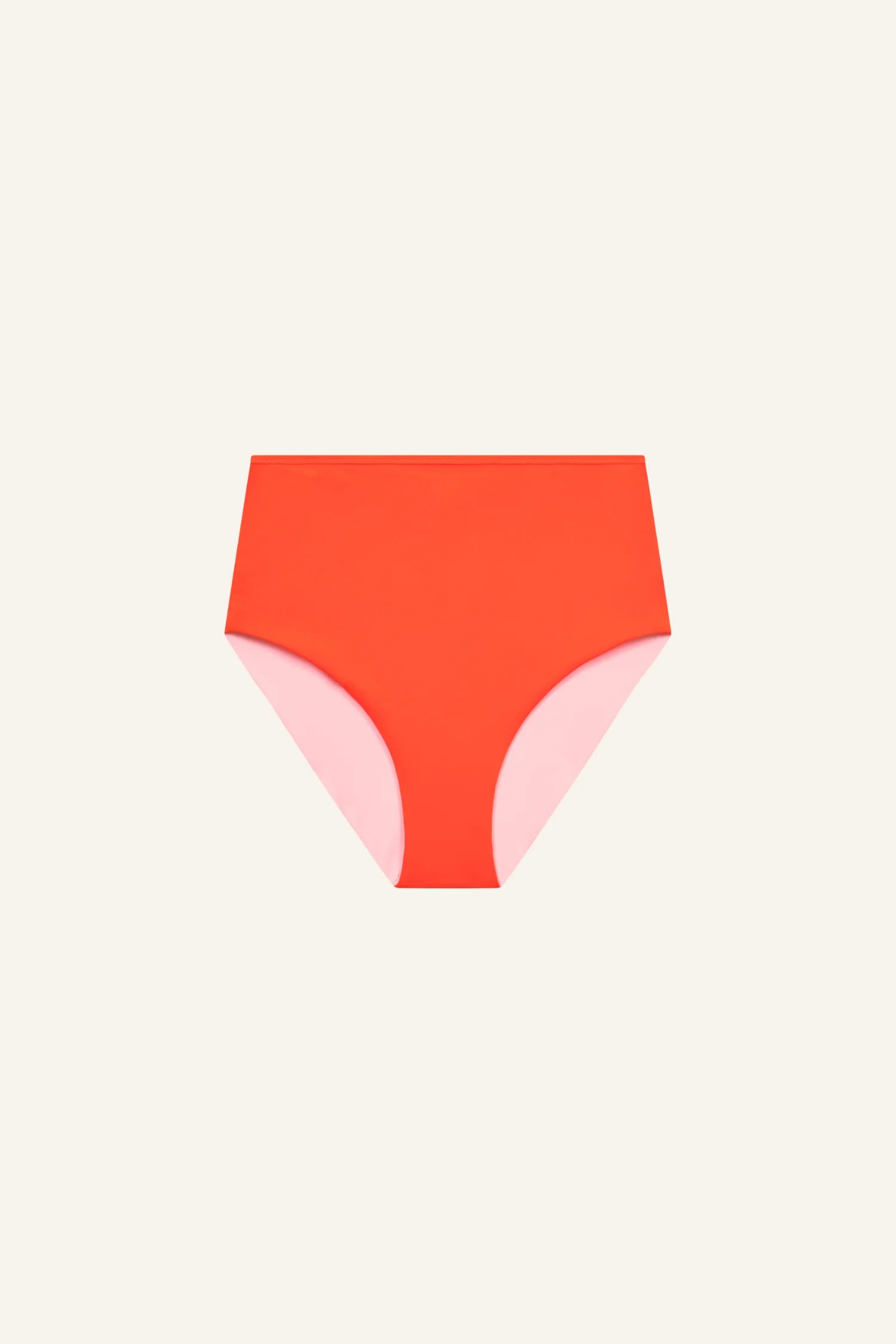 MYMARINI Bikini-Hose in Neonorange mit hellrosa Innenfutter, hohe Taille, vor hellem Beigeton abgebildet.#color_poppy-macaron