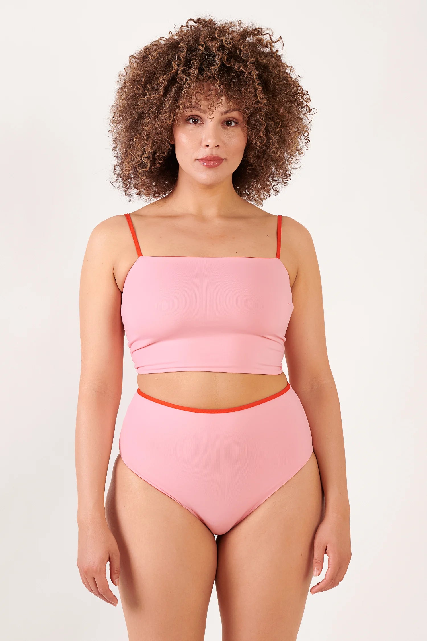 MYMARINI Bikini-Set: pinkes Bandeau-Oberteil mit roten Trägern und hohem Taillenschnitt-Bikinihöschen mit rotem Rand.#color_poppy-macaron