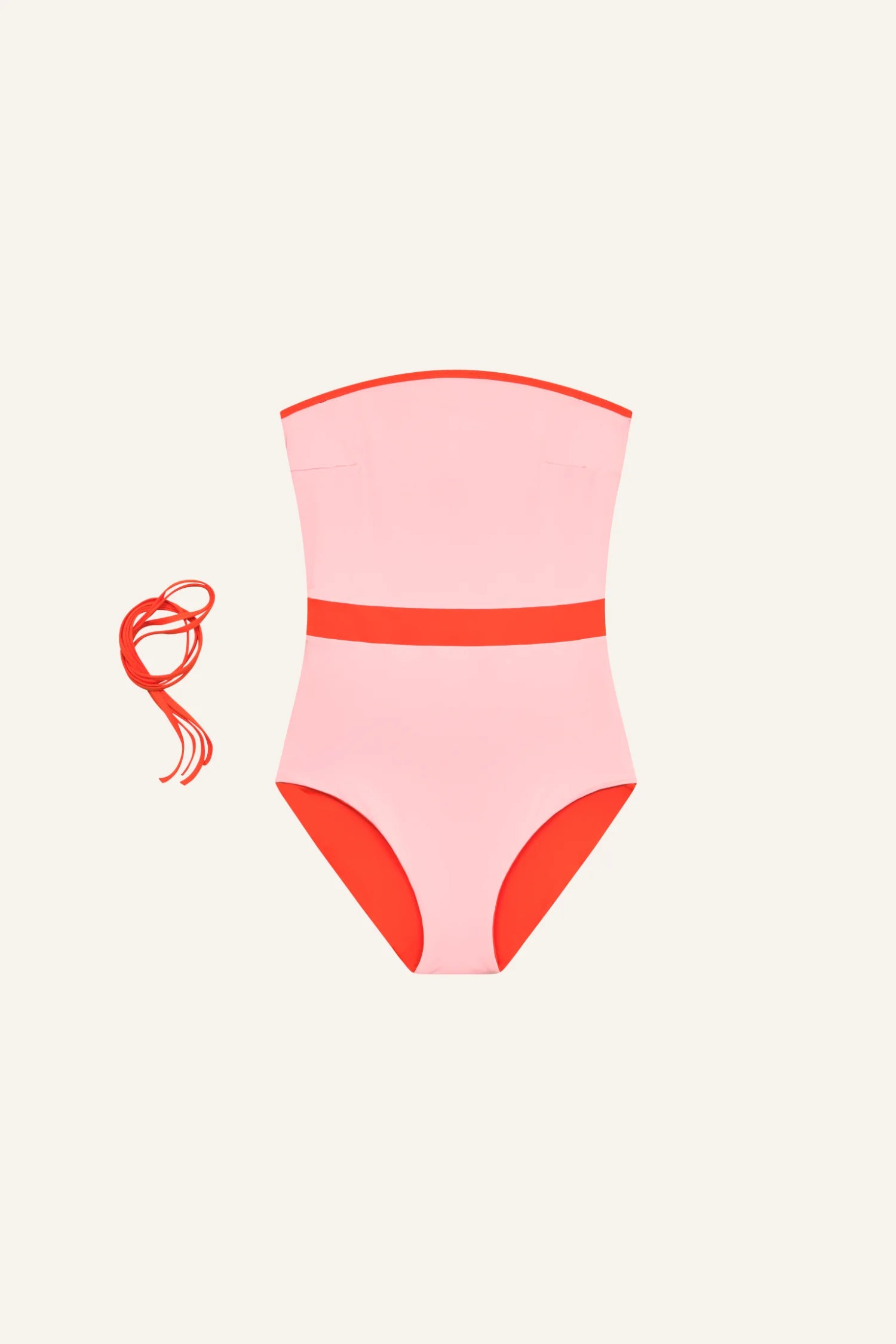 MYMARINI Badeanzug in Pink mit rotem Taillengürtel und rotem Rand, Bandeau-Schnitt; linker Schnurzug sichtbar.#color_poppy-macaron