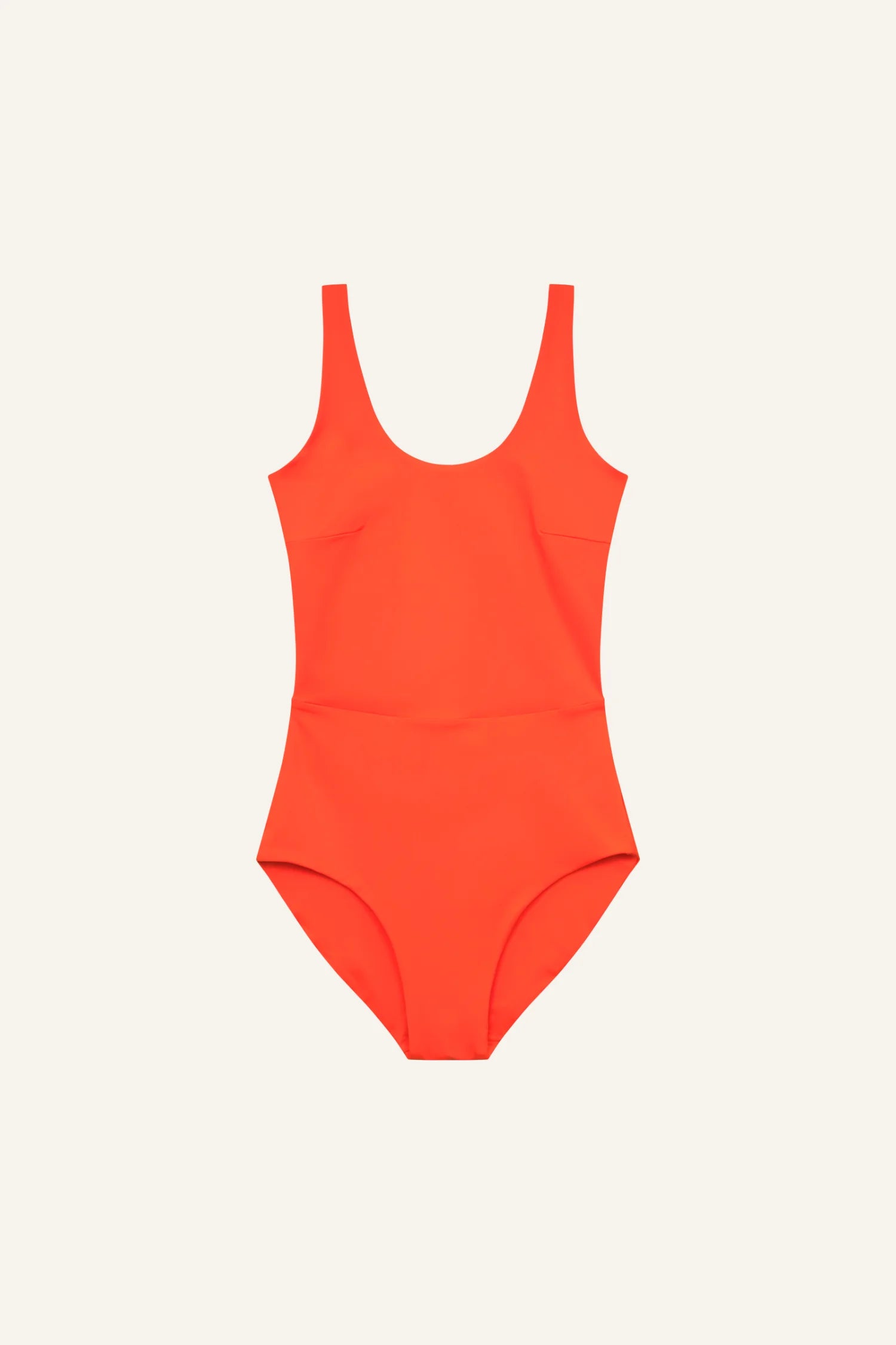 MYMARINI einteiliger Badeanzug in Neonorange mit breiten Trägern und rundem Vorder-Ausschnitt vor hellem Hintergrund.#color_poppy-macaron