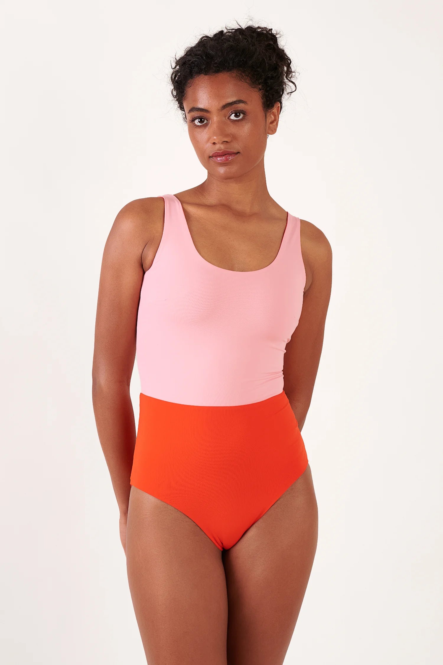 MYMARINI: Bikini-Top mit breiten Trägern in Rosa und Bikinihose in Orange, neutrale Hintergrund, klare Pose.#color_poppy-macaron