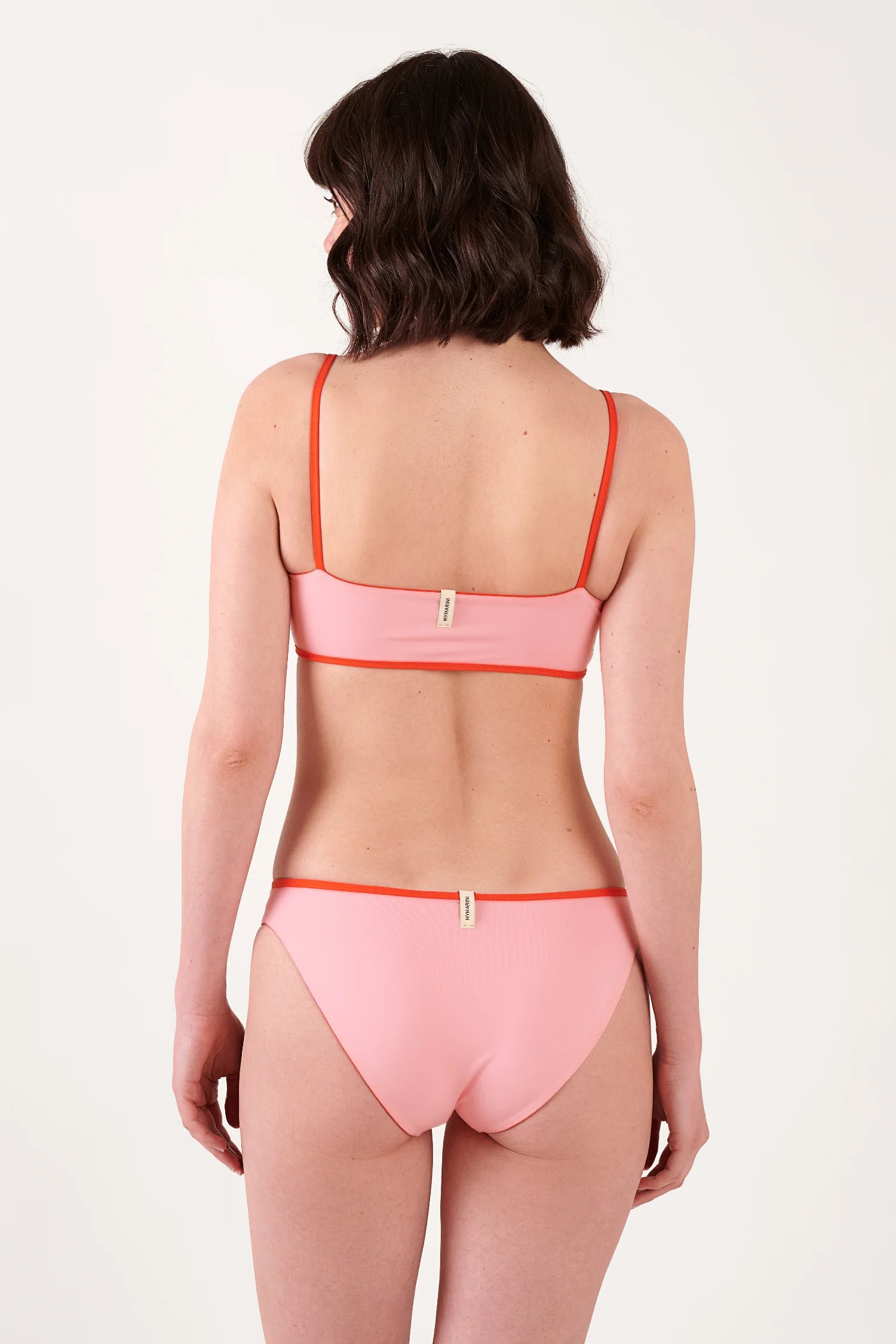 MYMARINI Bikini-Top und Bikini-Hose, Rückenansicht: rosa mit rotem Rand, dünne Träger, Markenanhänger sichtbar.#color_poppy-macaron