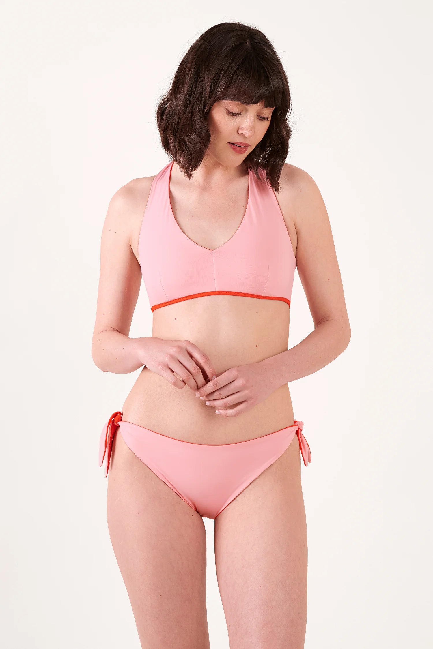 MYMARINI Bikini: rosa Halter-Top mit V-Ausschnitt, roter Rand, Hose mit seitlichen Bindebändern; für Strand und Pool.#color_poppy-macaron