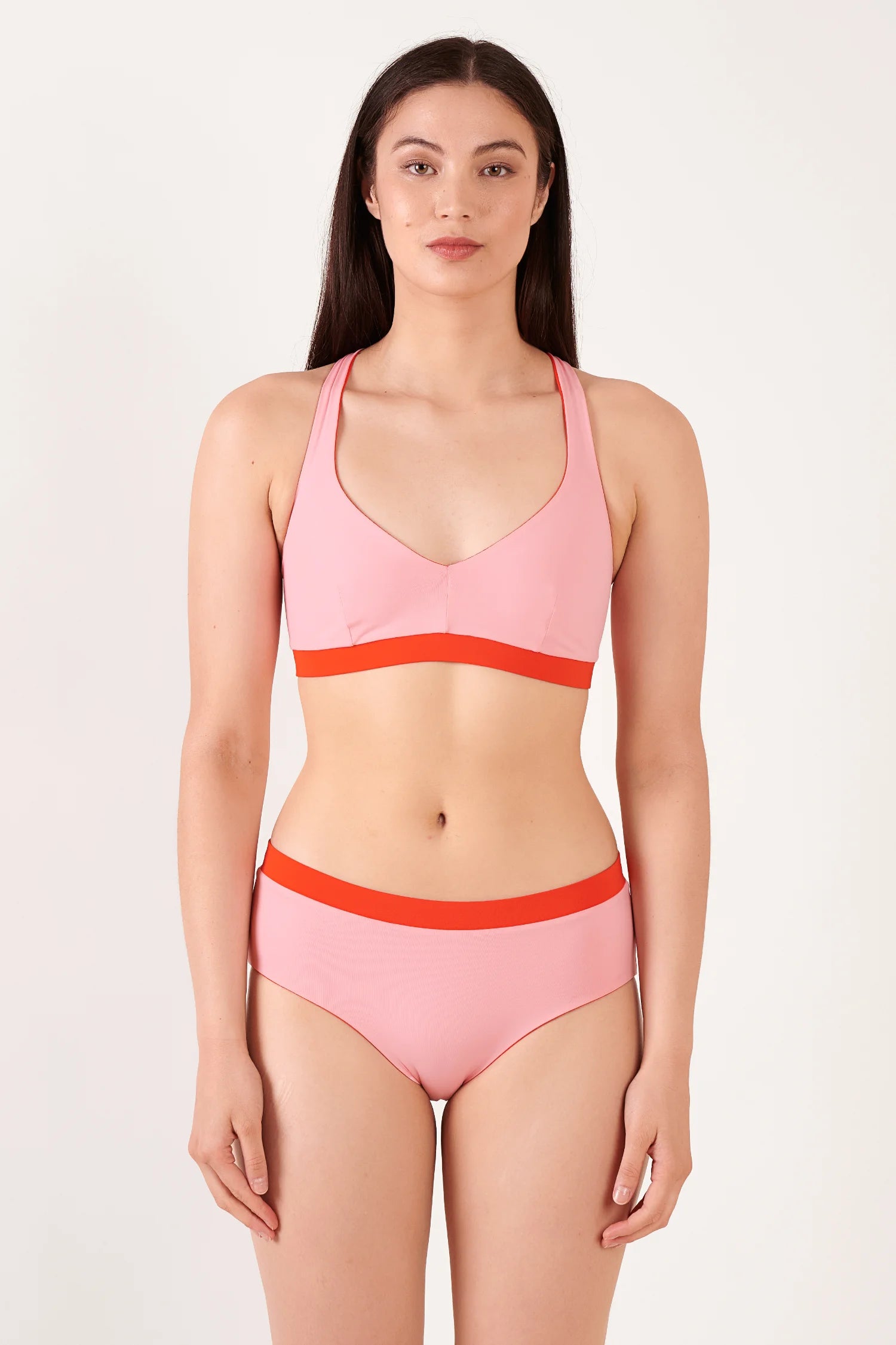 MYMARINI Bikini-Set: pinkes Bikinitop mit V-Ausschnitt und breitem orange Unterband, passende pinke Bikinihose mit kontrastierendem Rand.#color_poppy-macaron