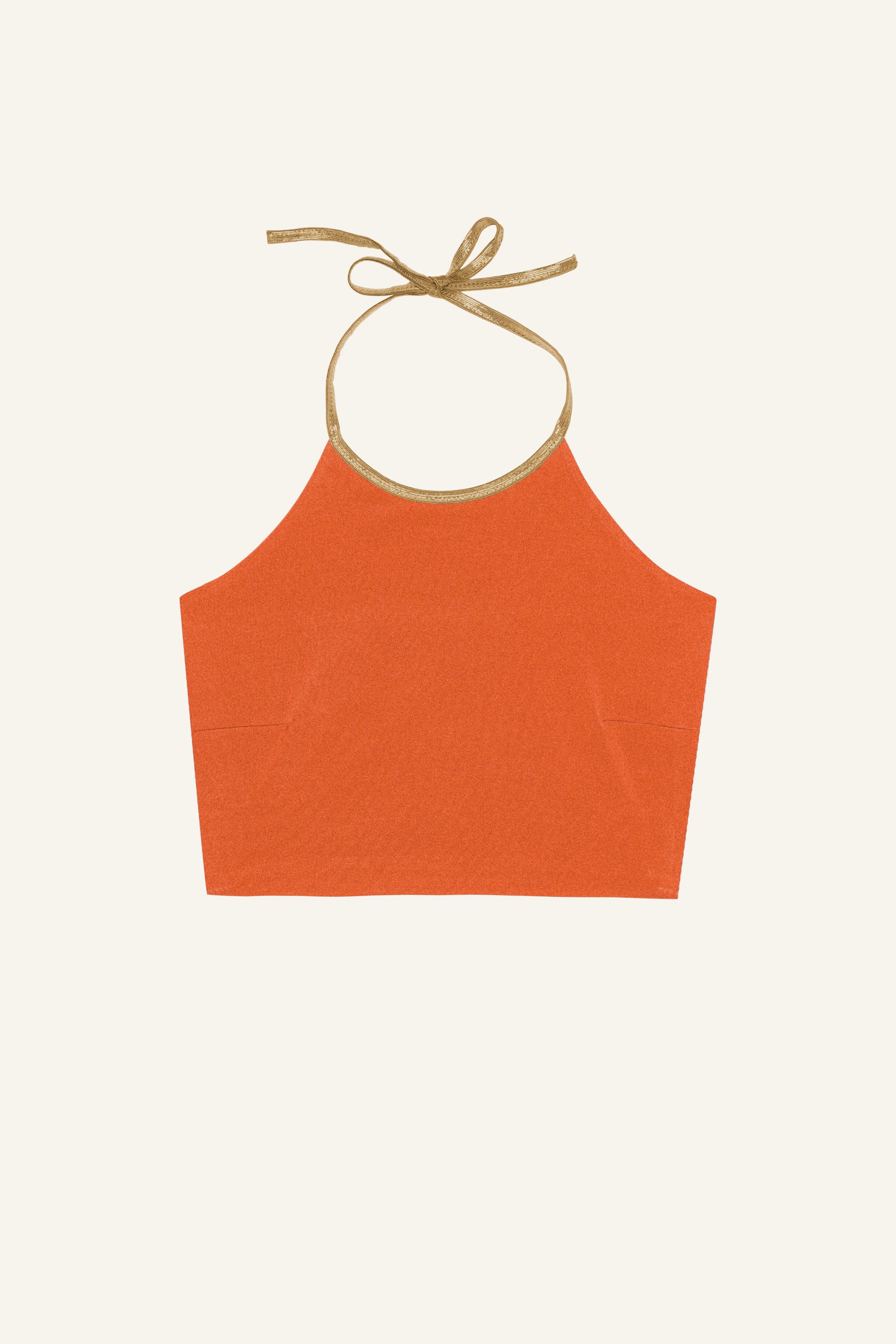 Orangefarbenes Neckholder-Bikinitop von MYMARINI mit goldenen Trägern, auf hellem Hintergrund.#color_papaya-cassis