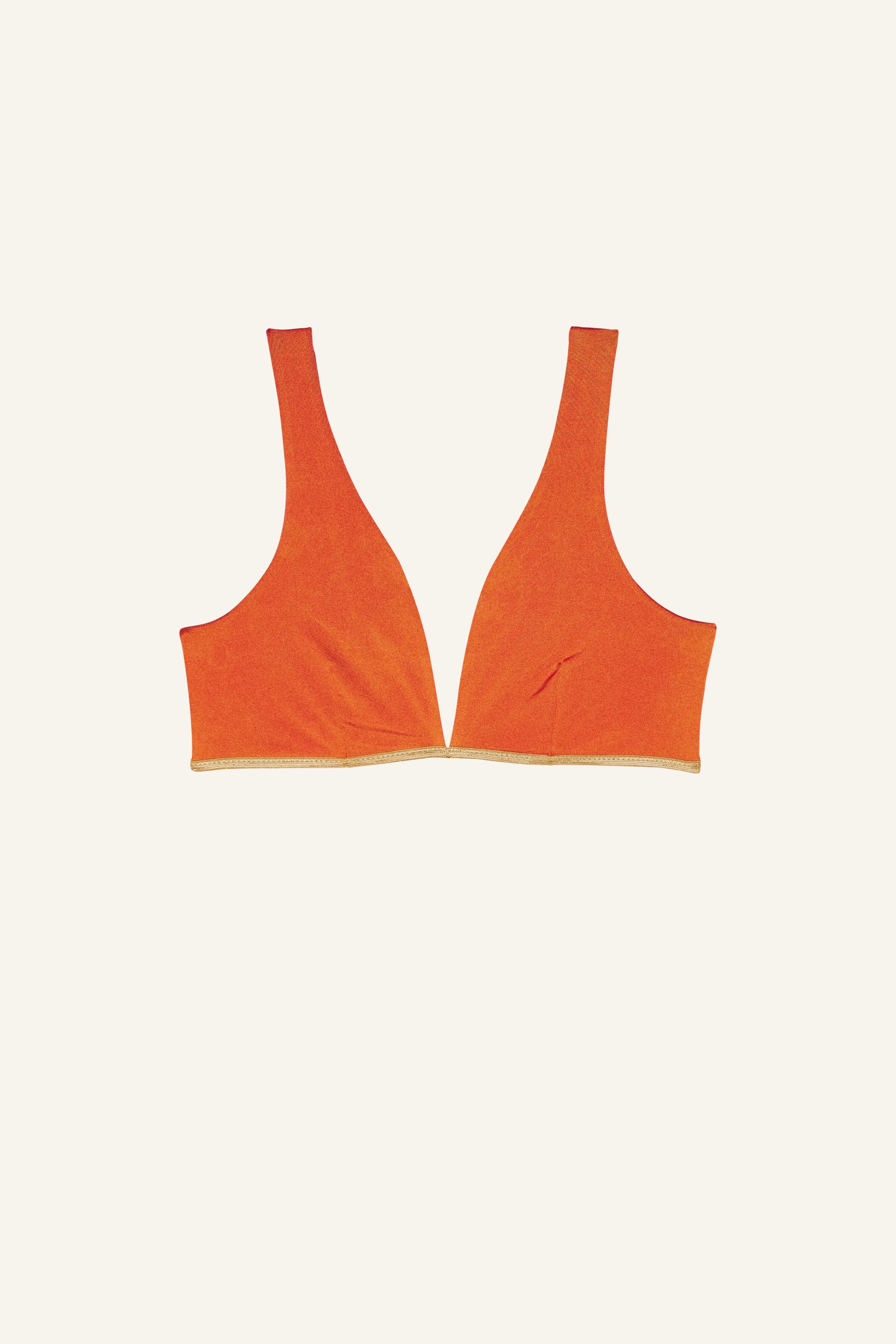 MYMARINI Bikinitop in Orange mit V-Ausschnitt und breiten Trägern auf hellem Hintergrund.#color_papaya-cassis