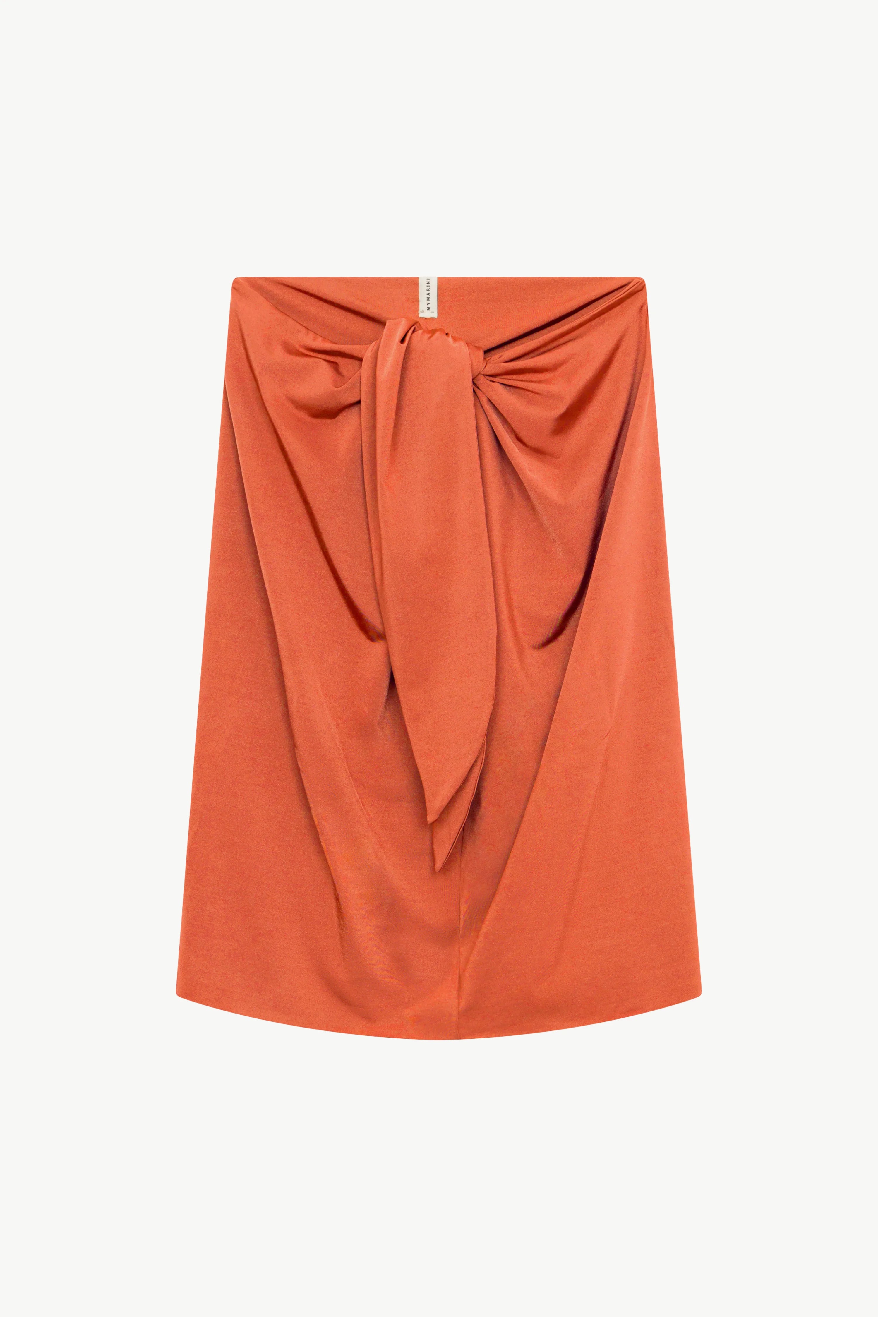 Orangefarbener MYMARINI Rock mit Knoten vorne, knielang, auf weißem Hintergrund.#color_papaya