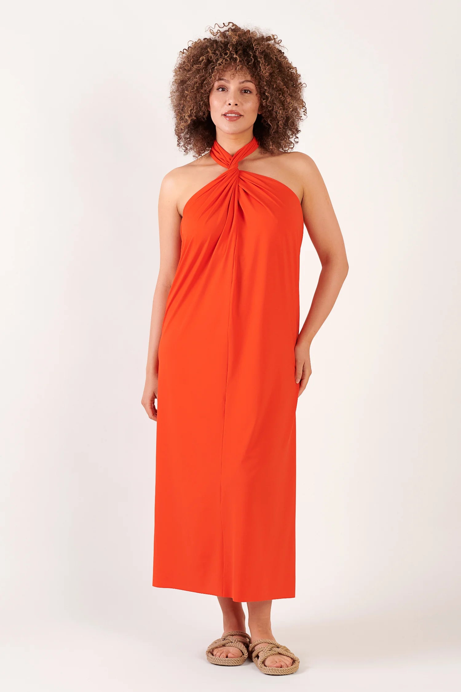 MYMARINI Kleid in leuchtendem Orange mit geknotetem Halsband-Halter, knöchellang, präsentiert von einer Frau.#color_poppy