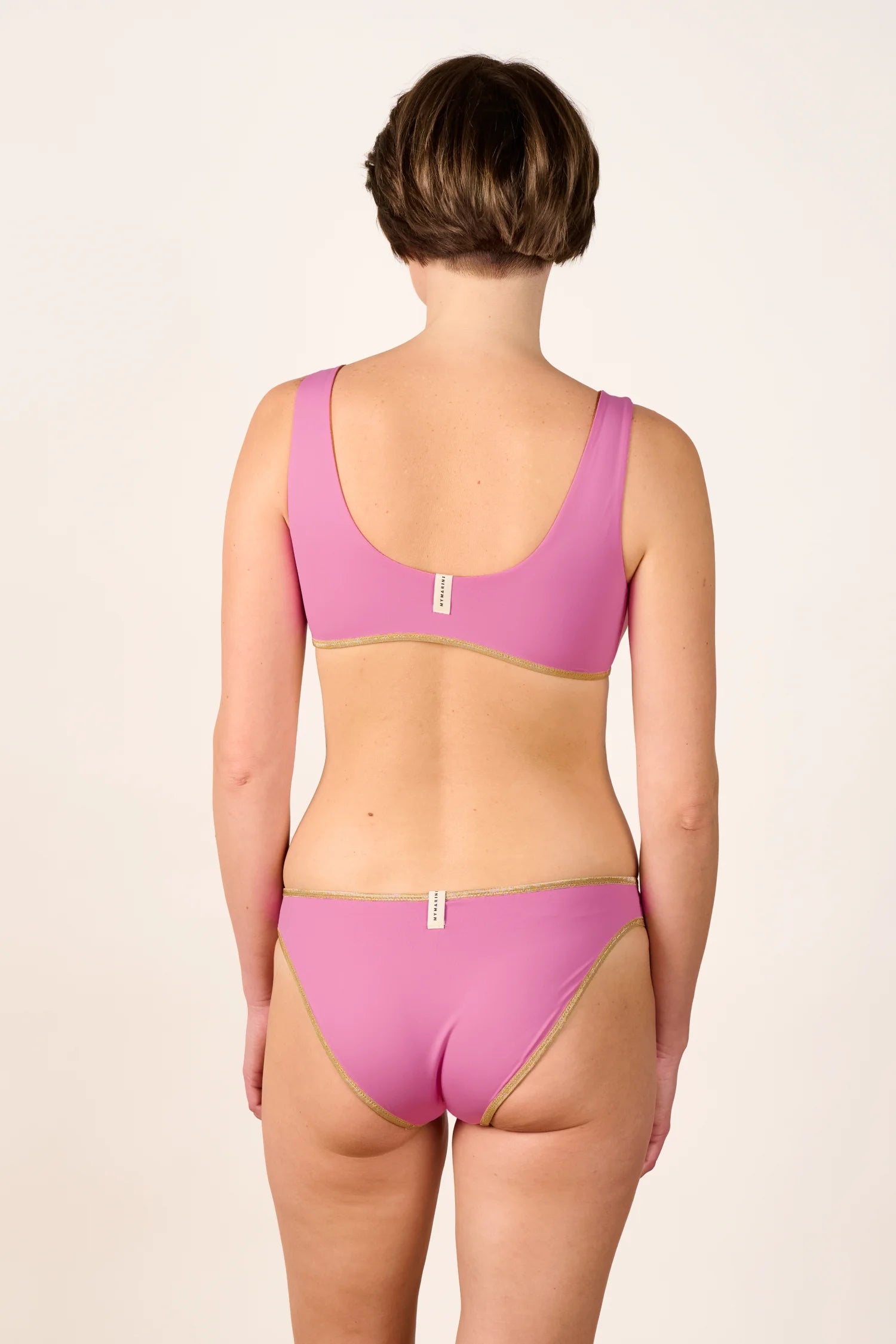 Rückansicht eines pinken MYMARINI Bikinis mit breiten Trägern und tiefem Rückenausschnitt.#color_bronze-orchid