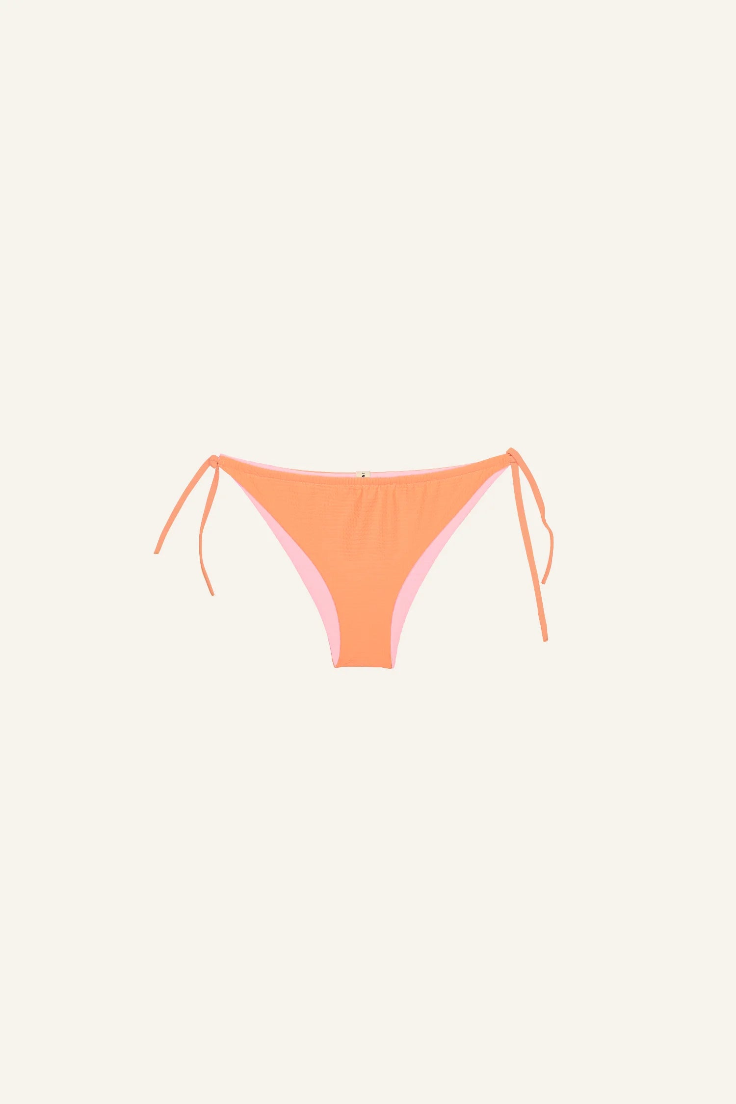 MYMARINI Bikinihose in Orange mit seitlichen Bindebändern, Mid rise Schnitt, auf hellem Hintergrund.#color_marshmallow-peach