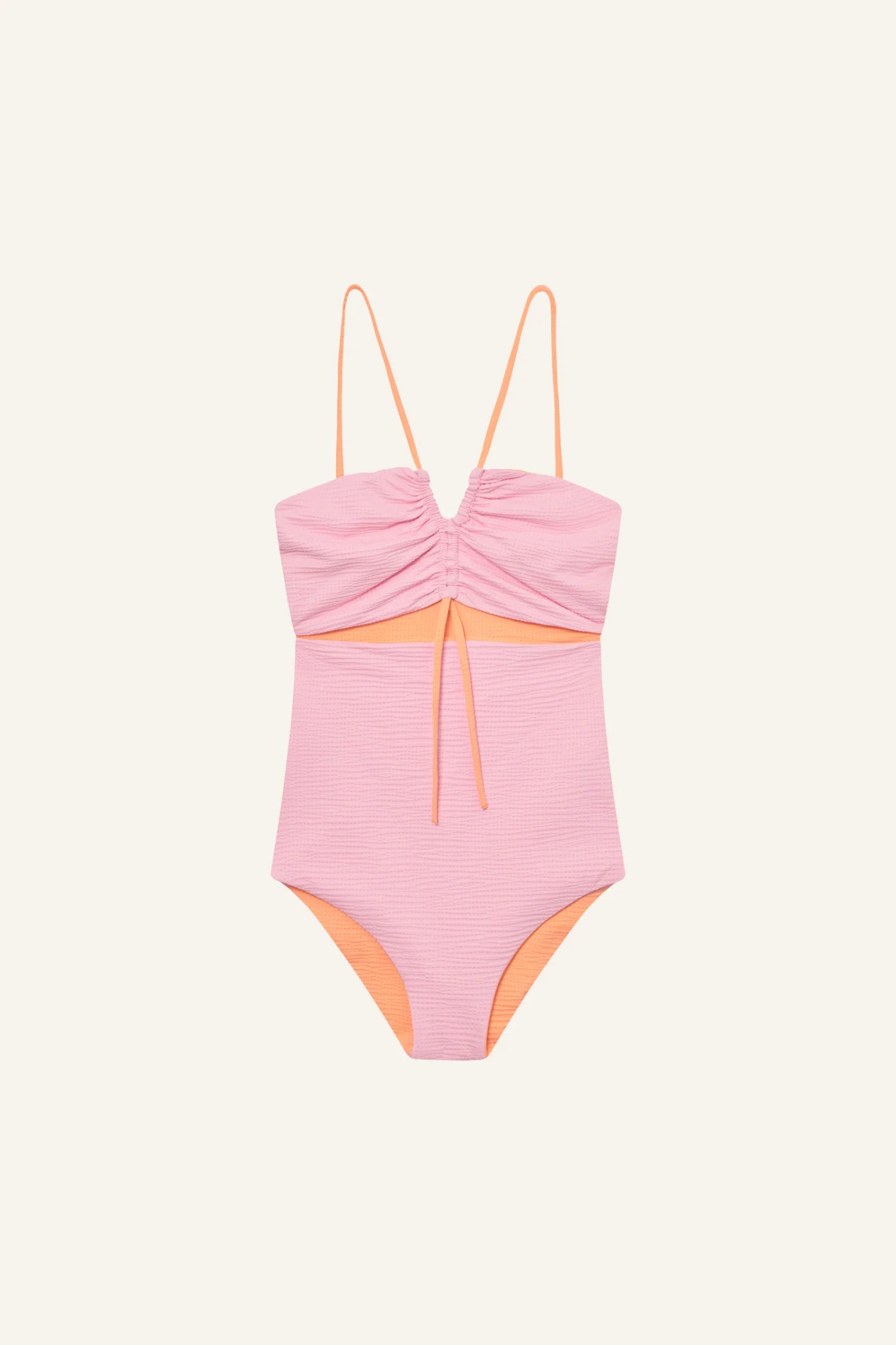 MYMARINI One-Piece in Rosa mit Spaghettiträgern und Cut-Out-Detail, hochgeschlossen, auf hellem Hintergrund.#color_marshmallow-peach