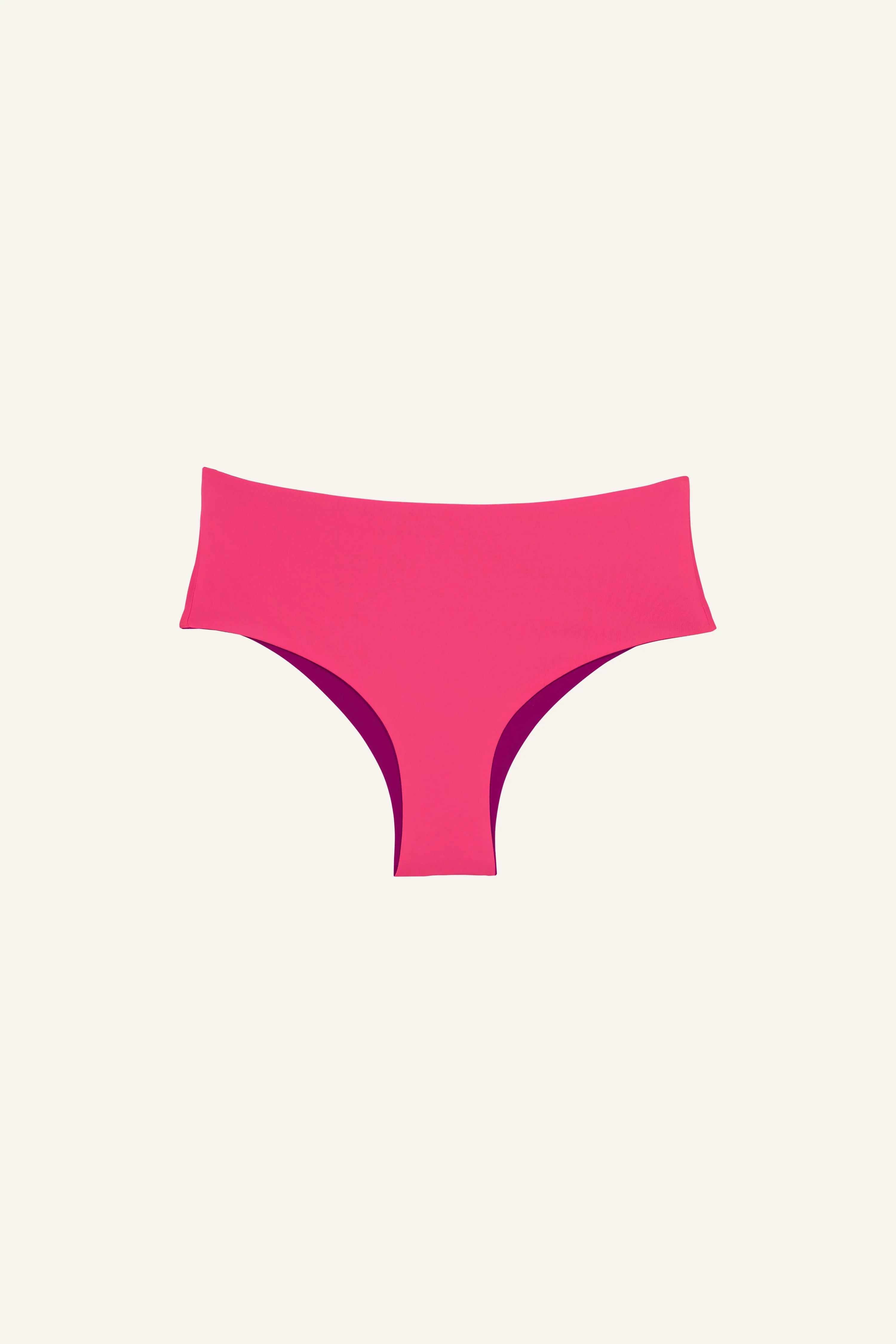 MYMARINI Bikinihose in leuchtendem Pink mit hohem Beinausschnitt vor hellem Hintergrund.#color_pink-hortensia