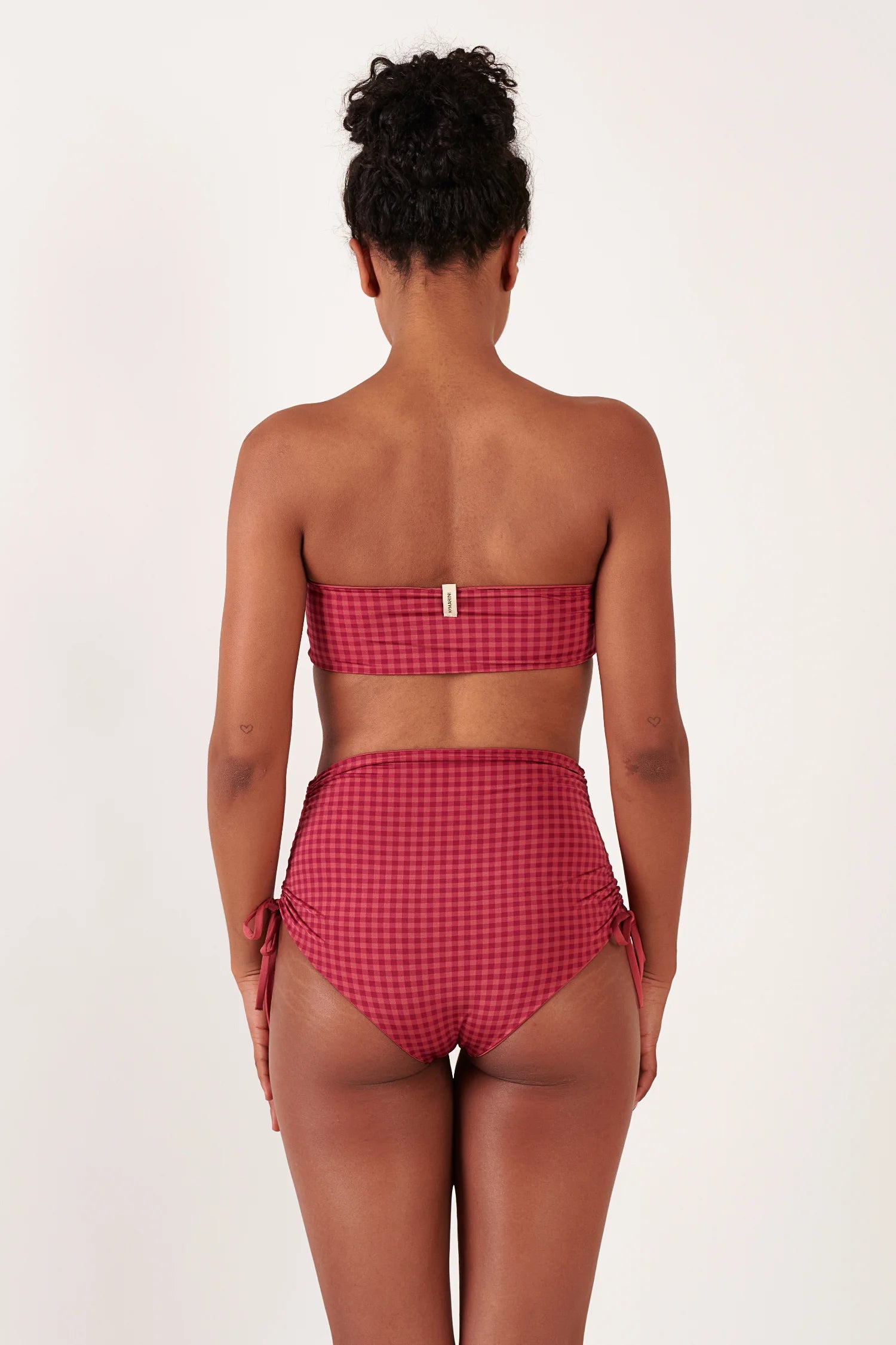 MYMARINI Bikini: Rückenansicht, rotes Bandeau-Oberteil und Bikinihose mit hoher Taille sowie seitlichen Schnürungen.#color_rouge-vichy