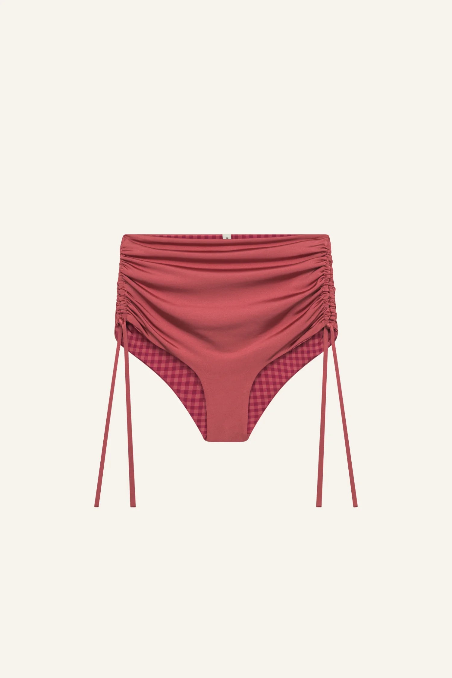 MYMARINI Bikinihose, Hoher Bund, seitliche Raffungen mit langen Schnüren, roter Farbton, Innenfutter mit Karo-Muster sichtbar.#color_rouge-vichy